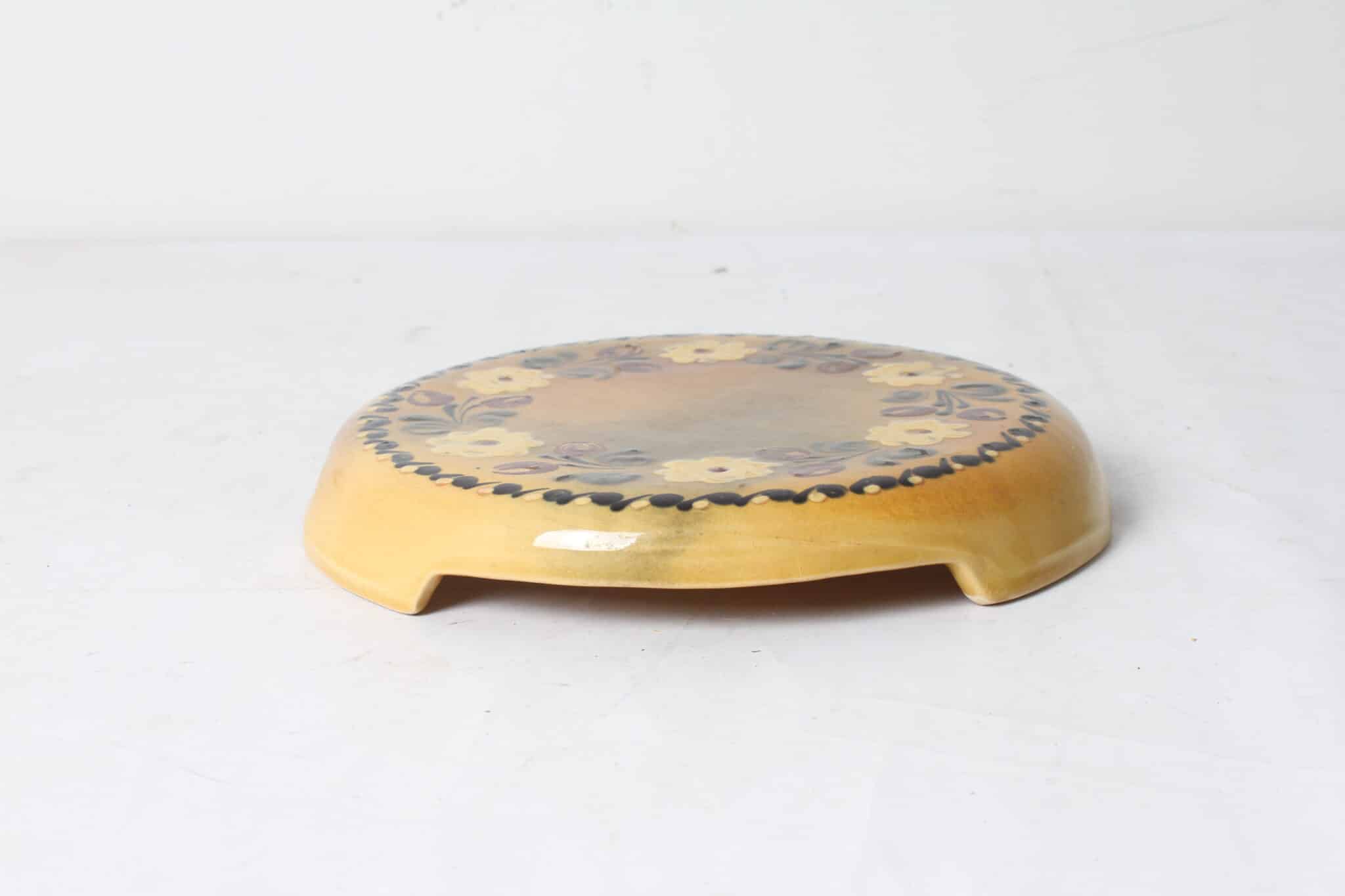 dessous-de-plat-vintage-en-ceramique-signe-g-wehrling-decor-floral-art-de-la-table-brocante-occasion-emmaus-scherwiller-etikette (1)