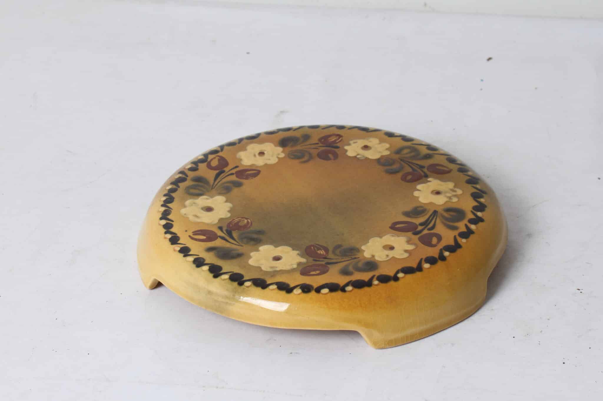 dessous-de-plat-vintage-en-ceramique-signe-g-wehrling-decor-floral-art-de-la-table-brocante-occasion-emmaus-scherwiller-etikette (2)