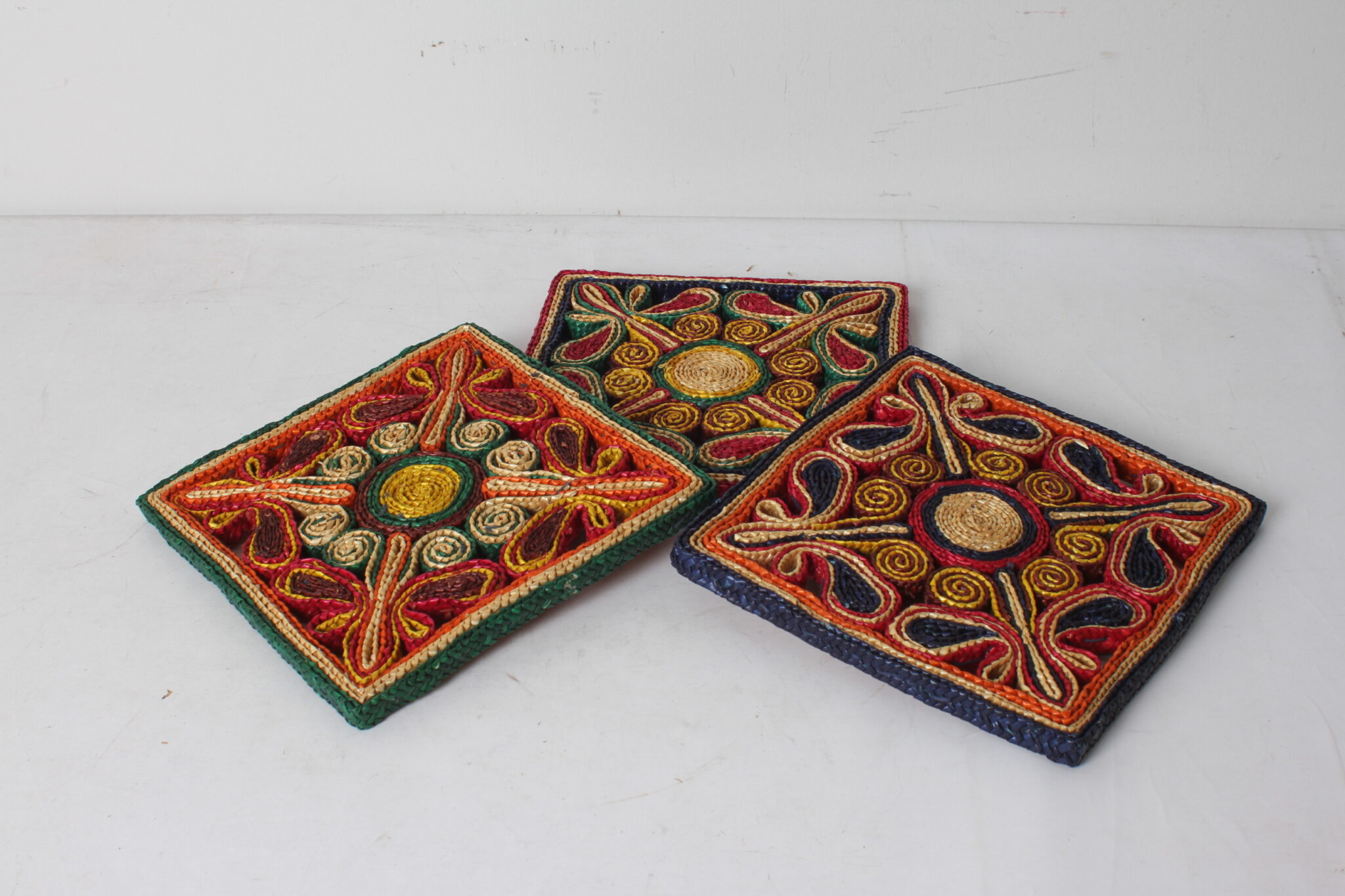 dessous-de-plat-vintage-osier-tresse-polychrome-art-de-la-table-brocante-occasion-emmaus-scherwiller-etikette (1)