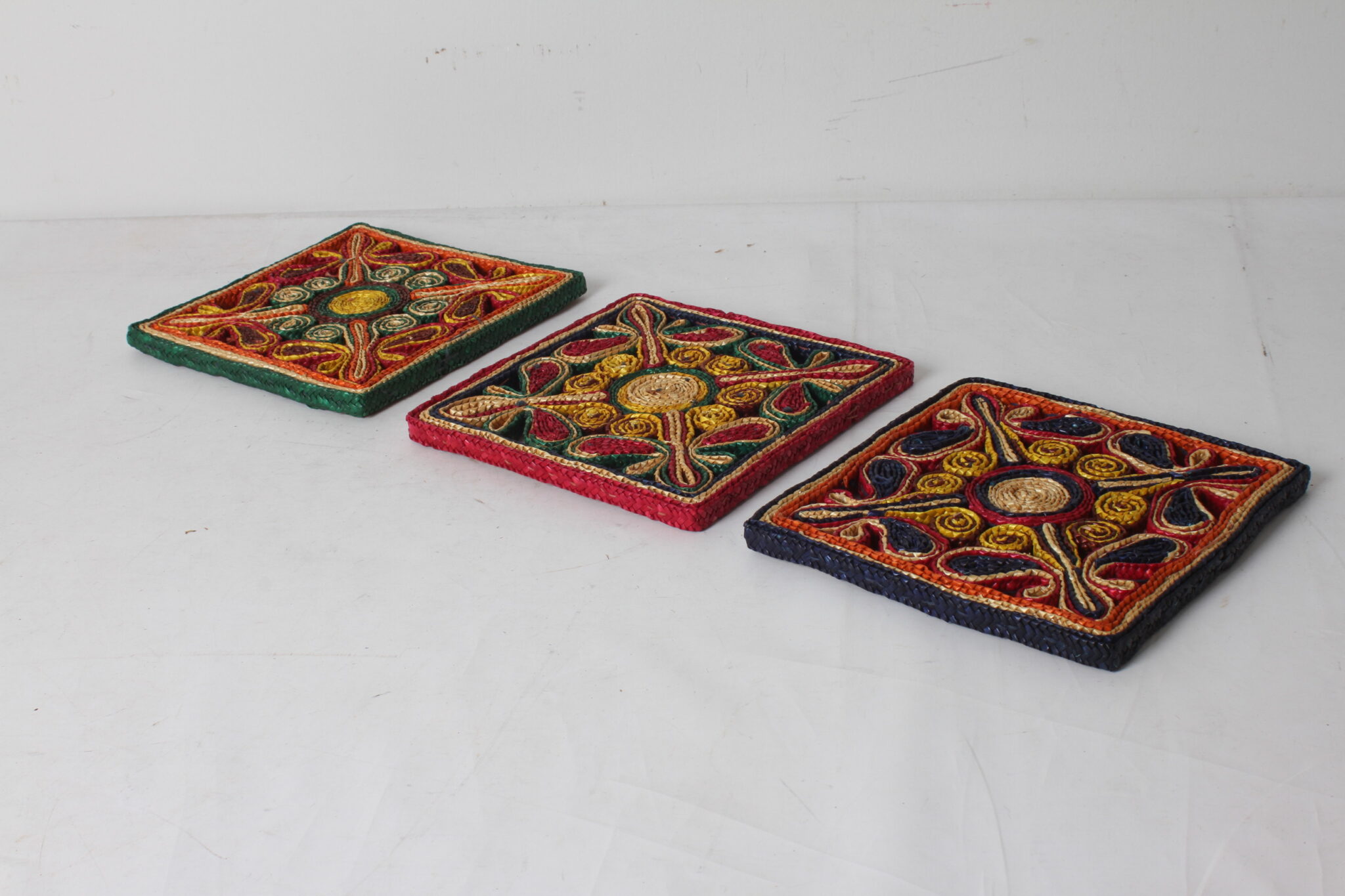 dessous-de-plat-vintage-osier-tresse-polychrome-art-de-la-table-brocante-occasion-emmaus-scherwiller-etikette (2)