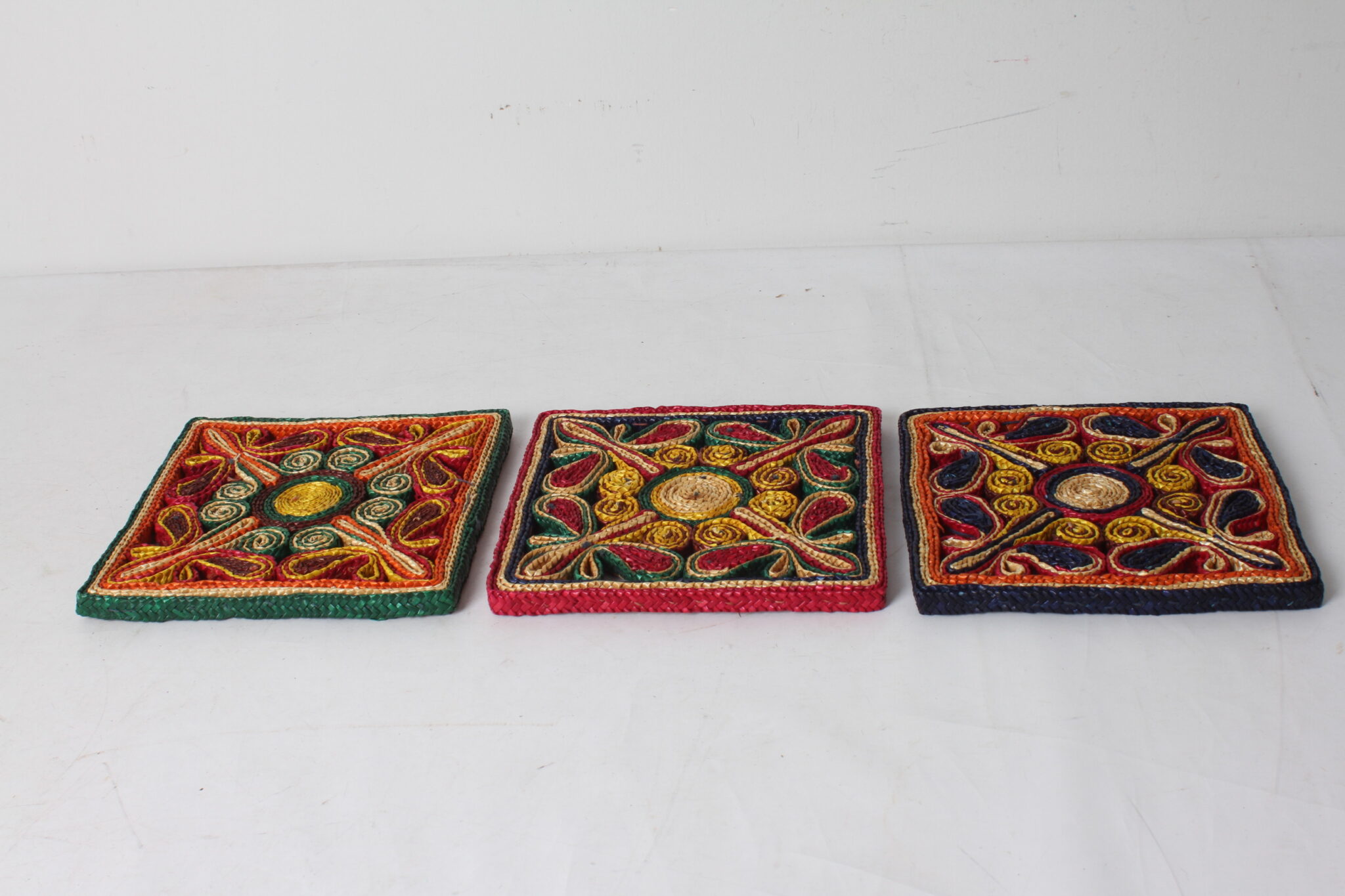 dessous-de-plat-vintage-osier-tresse-polychrome-art-de-la-table-brocante-occasion-emmaus-scherwiller-etikette (3)