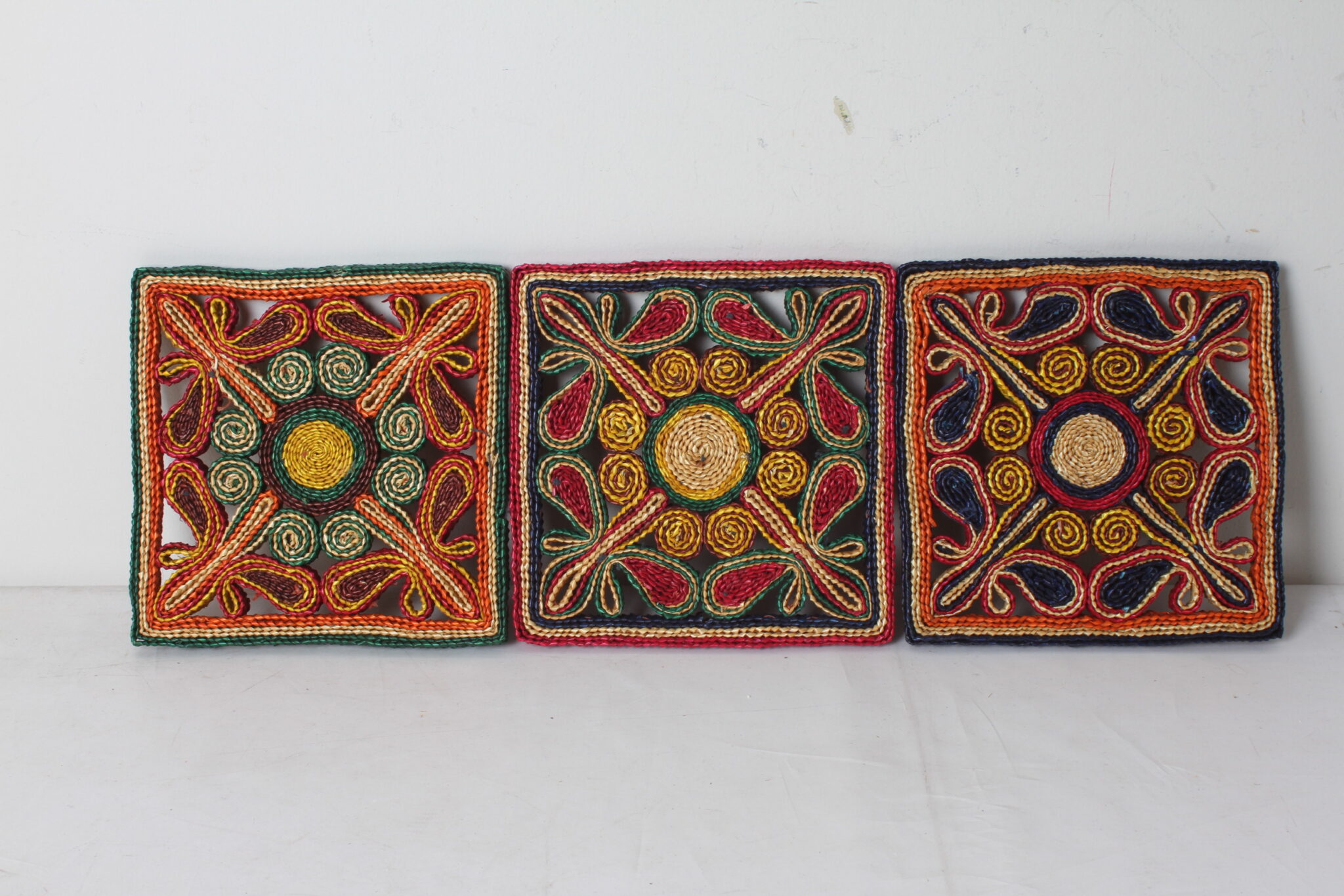 dessous-de-plat-vintage-osier-tresse-polychrome-art-de-la-table-brocante-occasion-emmaus-scherwiller-etikette (4)