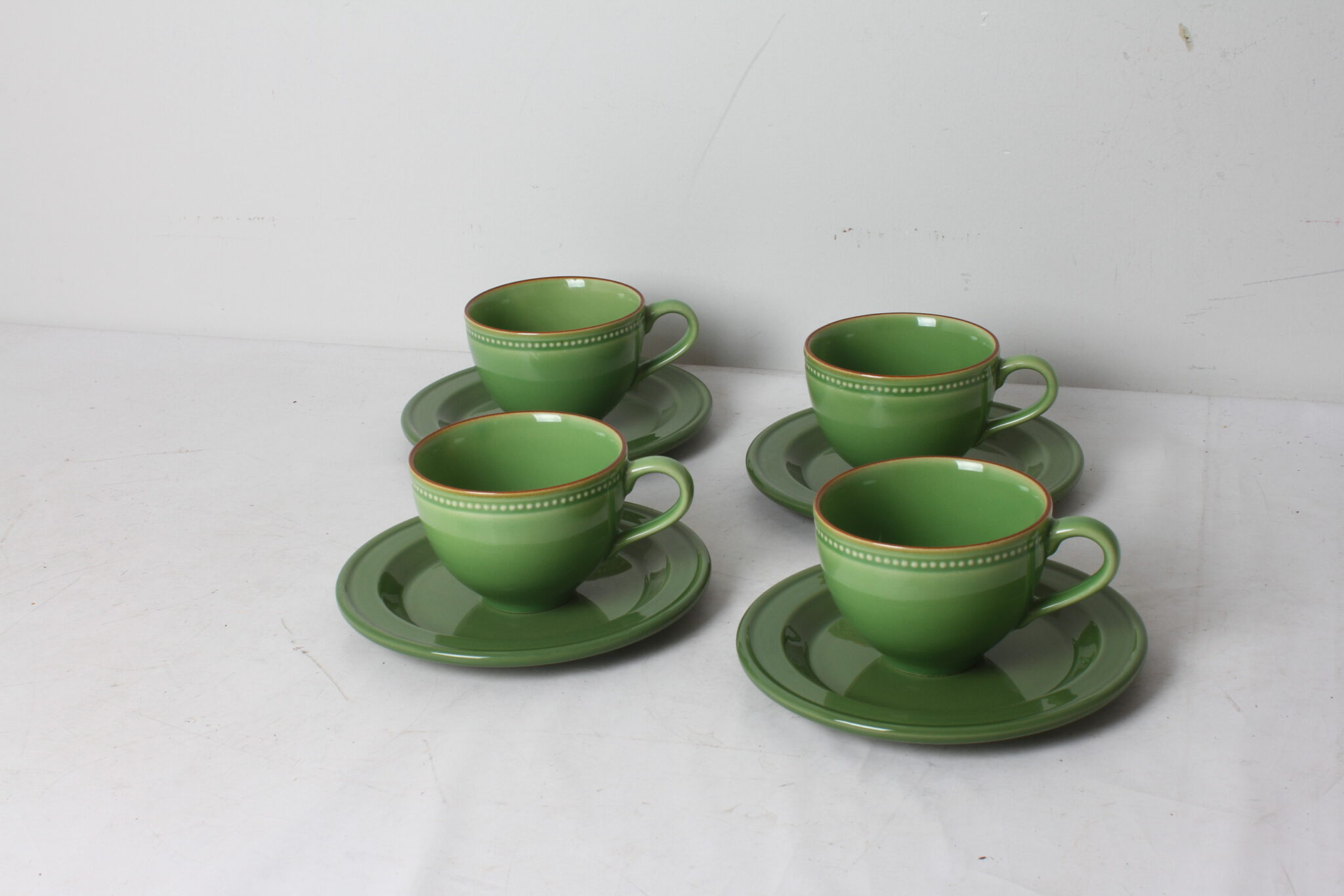 ensemble-petit-dejeuner-4-personnes-tasses-assiettes-vert-art-de-la-table-brocante-occasion-emmaus-scherwiller-etikette (2)