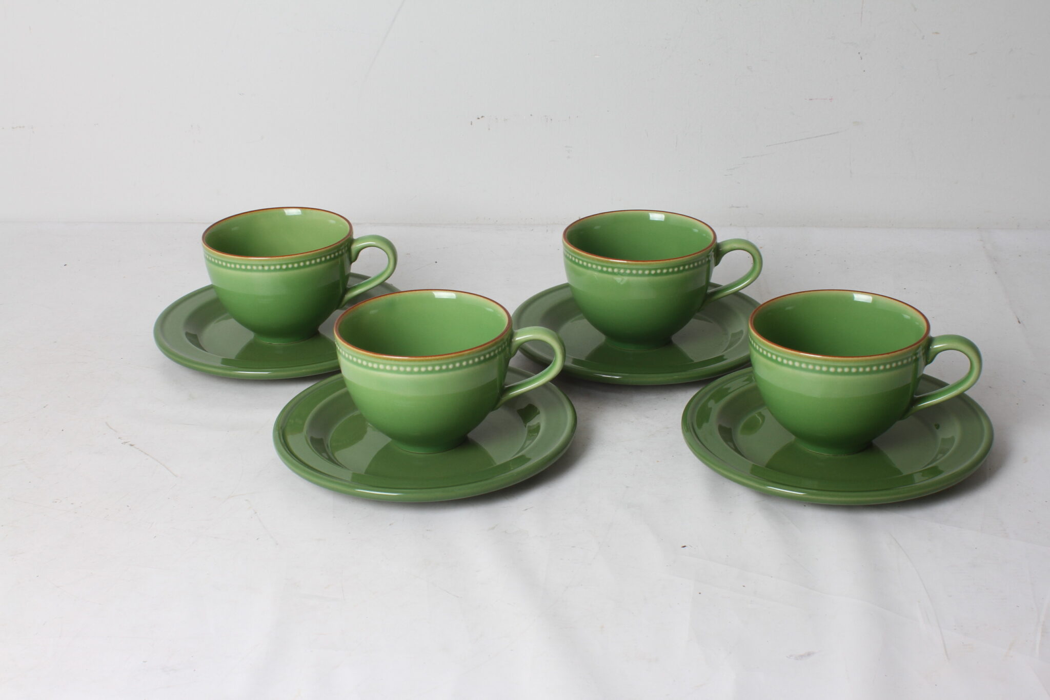 ensemble-petit-dejeuner-4-personnes-tasses-assiettes-vert-art-de-la-table-brocante-occasion-emmaus-scherwiller-etikette (3)