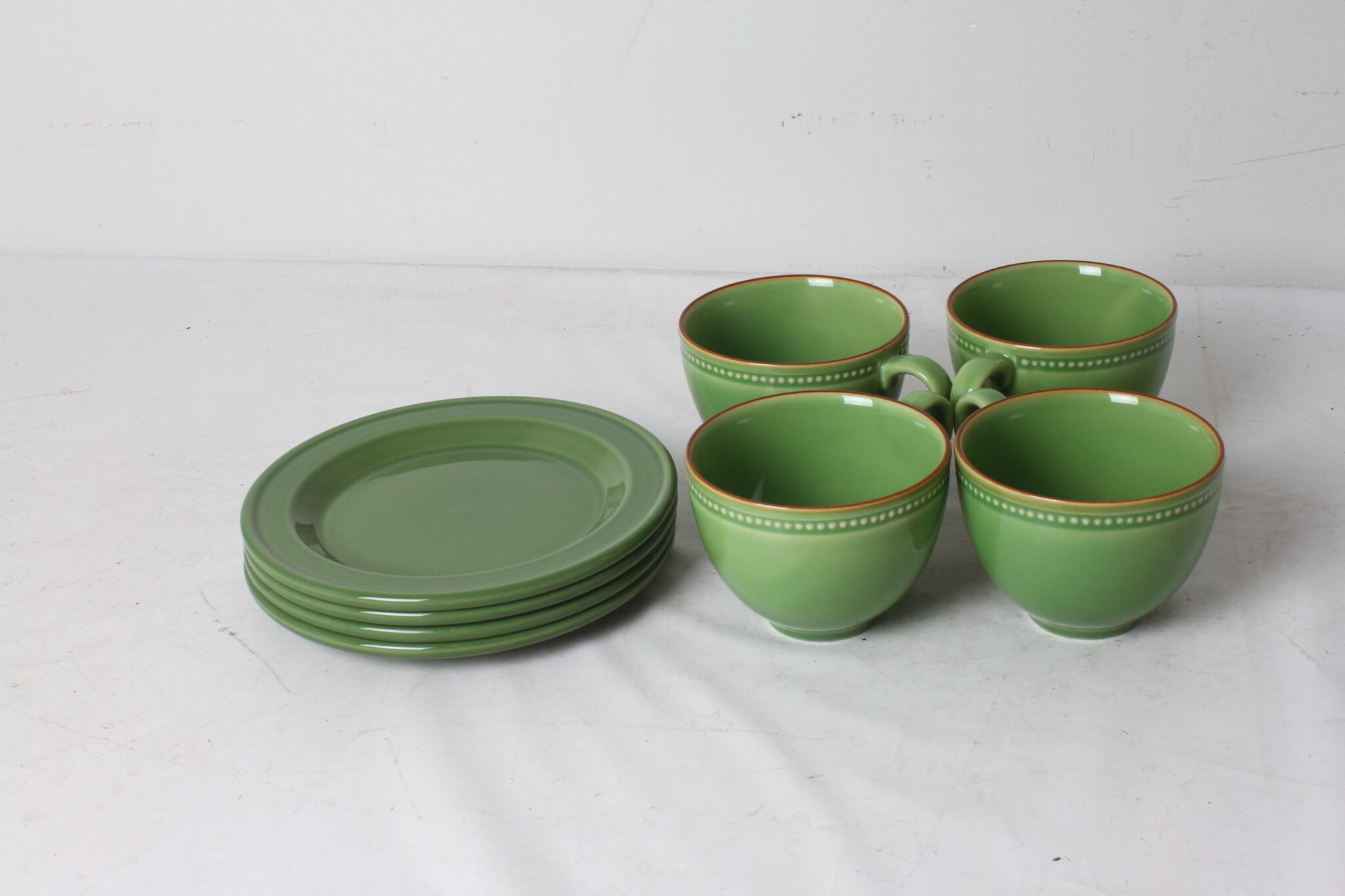 ensemble-petit-dejeuner-4-personnes-tasses-assiettes-vert-art-de-la-table-brocante-occasion-emmaus-scherwiller-etikette (4)