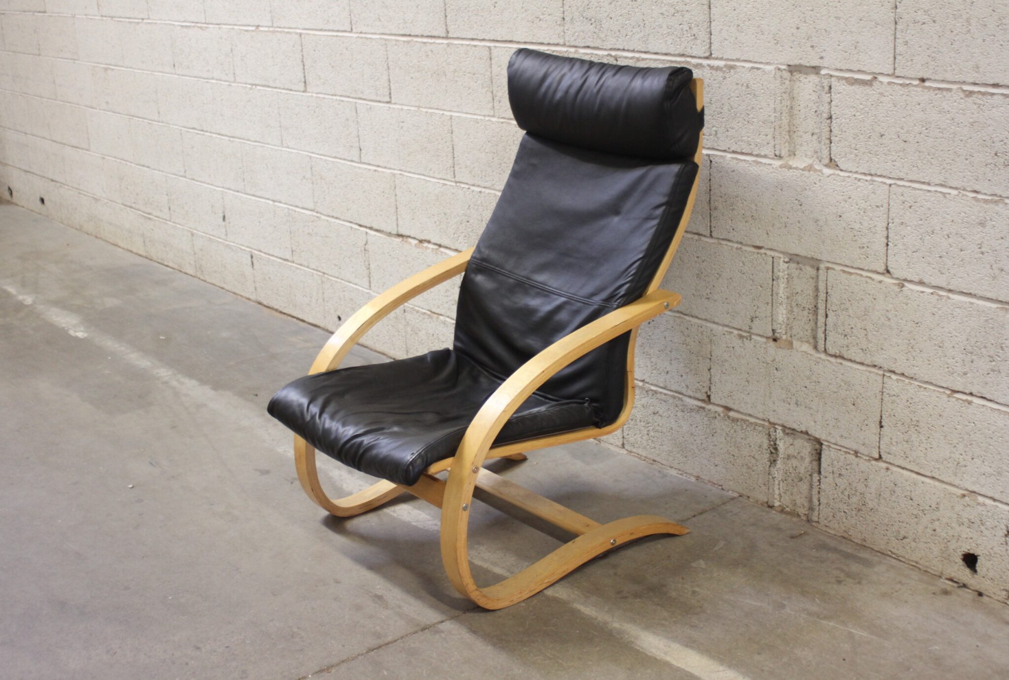 fauteuil-relax-style-poang-ikea-bois-clair-coussin-skai-noir-mobilier-brocante-occasion-emmaus-scherwiller-etikette (1)