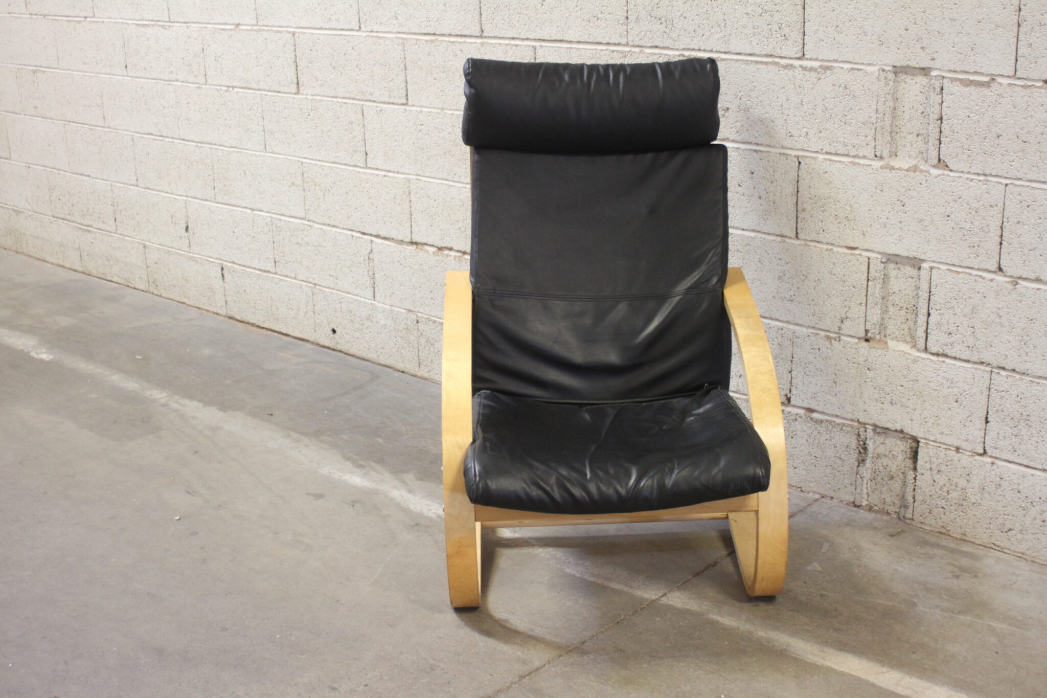 fauteuil-relax-style-poang-ikea-bois-clair-coussin-skai-noir-mobilier-brocante-occasion-emmaus-scherwiller-etikette (2)