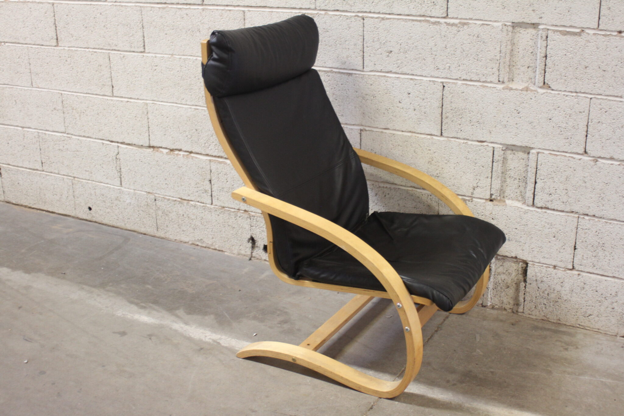 fauteuil-relax-style-poang-ikea-bois-clair-coussin-skai-noir-mobilier-brocante-occasion-emmaus-scherwiller-etikette (3)