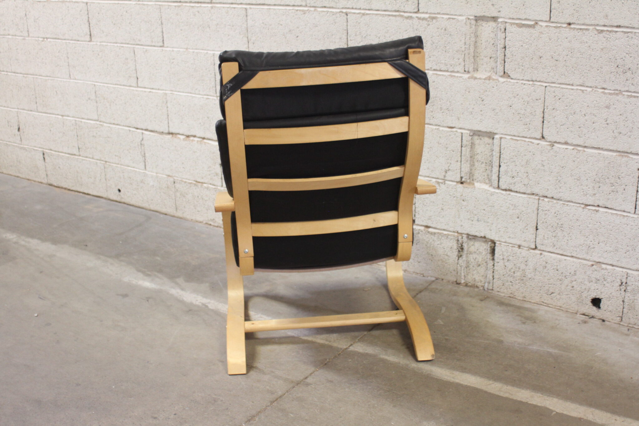 fauteuil-relax-style-poang-ikea-bois-clair-coussin-skai-noir-mobilier-brocante-occasion-emmaus-scherwiller-etikette (4)