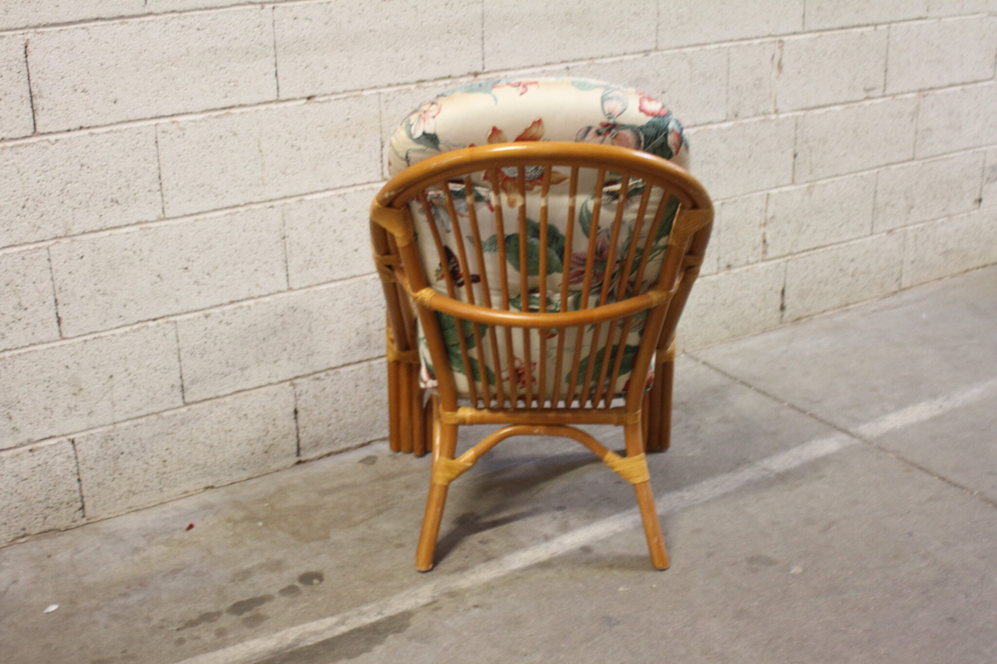 fauteuil-vintage-en-rotin-avec-coussin-tissu-imprime-floral-mobilier-brocante-occasion-emmaus-scherwiller-etikette (1)