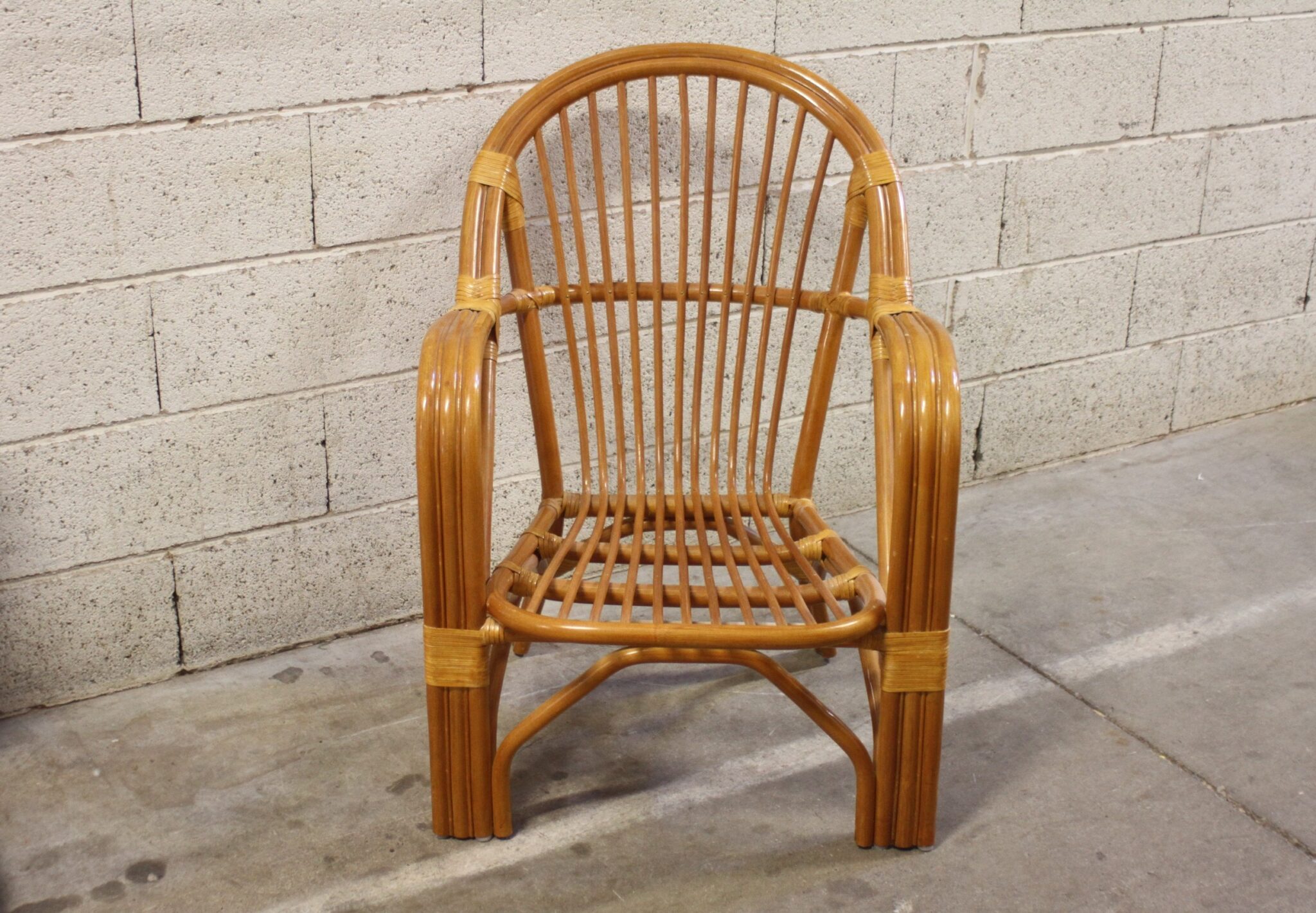 fauteuil-vintage-en-rotin-avec-coussin-tissu-imprime-floral-mobilier-brocante-occasion-emmaus-scherwiller-etikette (2)