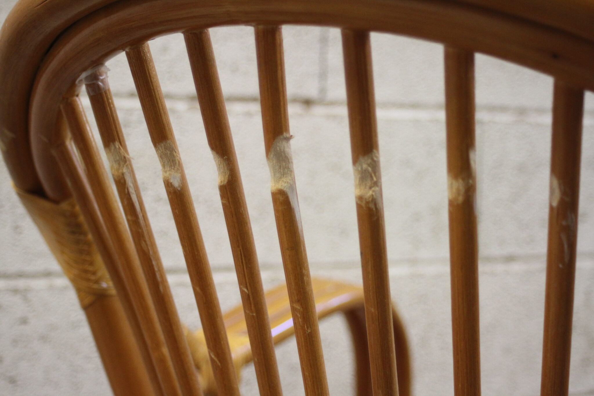 fauteuil-vintage-en-rotin-avec-coussin-tissu-imprime-floral-mobilier-brocante-occasion-emmaus-scherwiller-etikette (3)