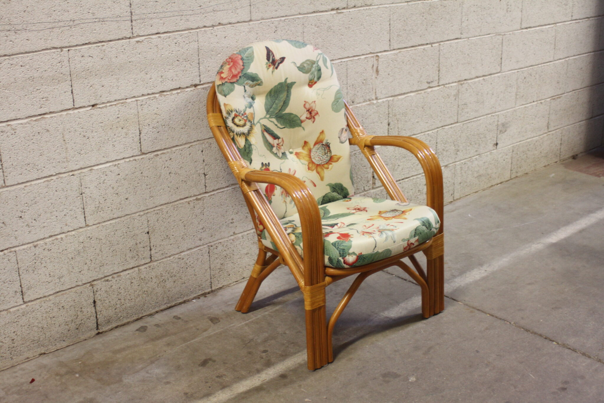 fauteuil-vintage-en-rotin-avec-coussin-tissu-imprime-floral-mobilier-brocante-occasion-emmaus-scherwiller-etikette (4)