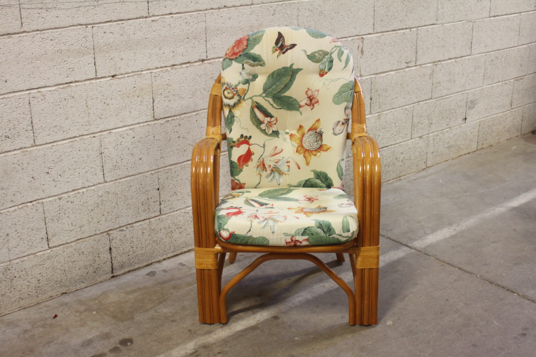 fauteuil-vintage-en-rotin-avec-coussin-tissu-imprime-floral-mobilier-brocante-occasion-emmaus-scherwiller-etikette (5)