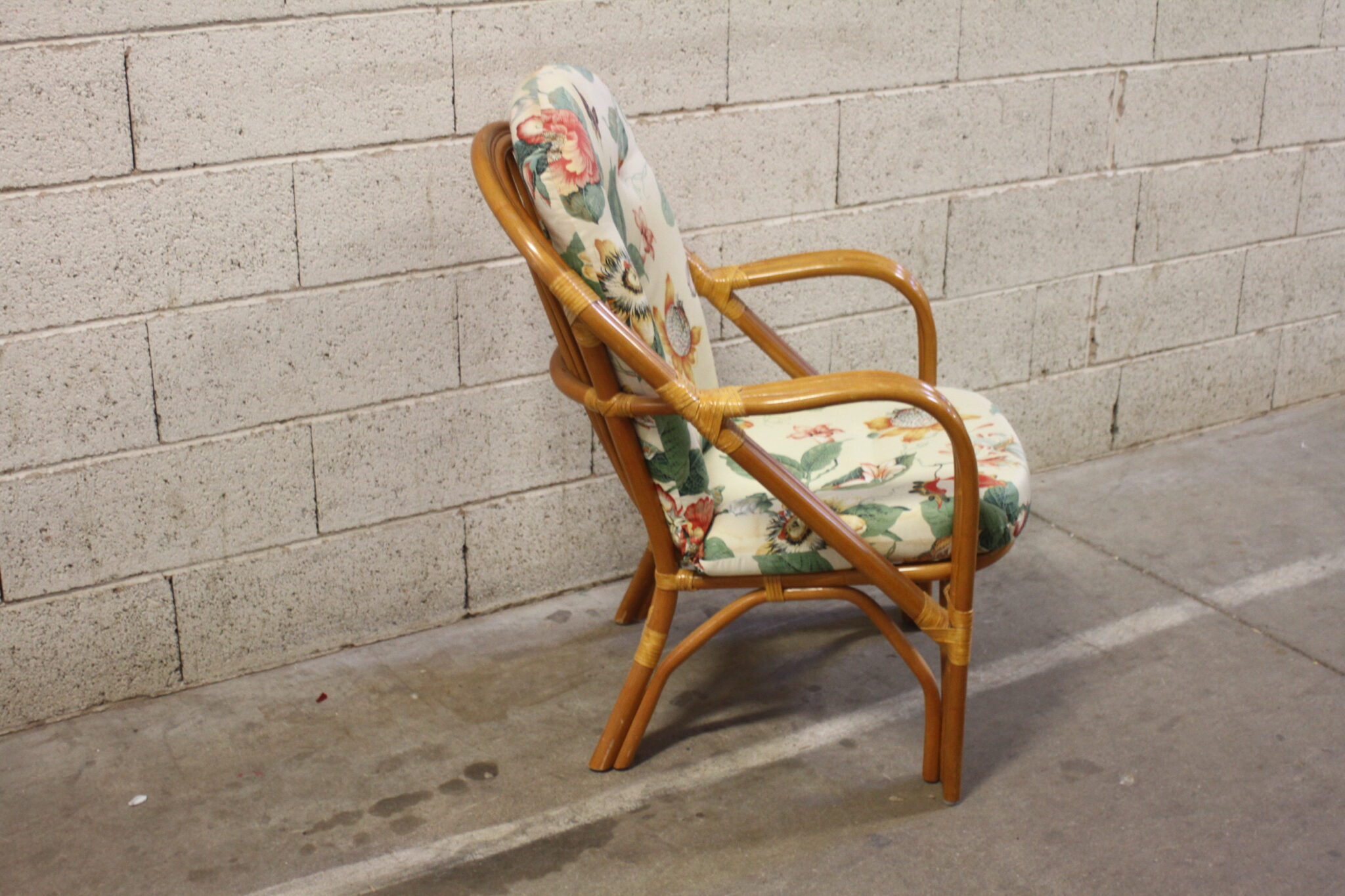 fauteuil-vintage-en-rotin-avec-coussin-tissu-imprime-floral-mobilier-brocante-occasion-emmaus-scherwiller-etikette (6)