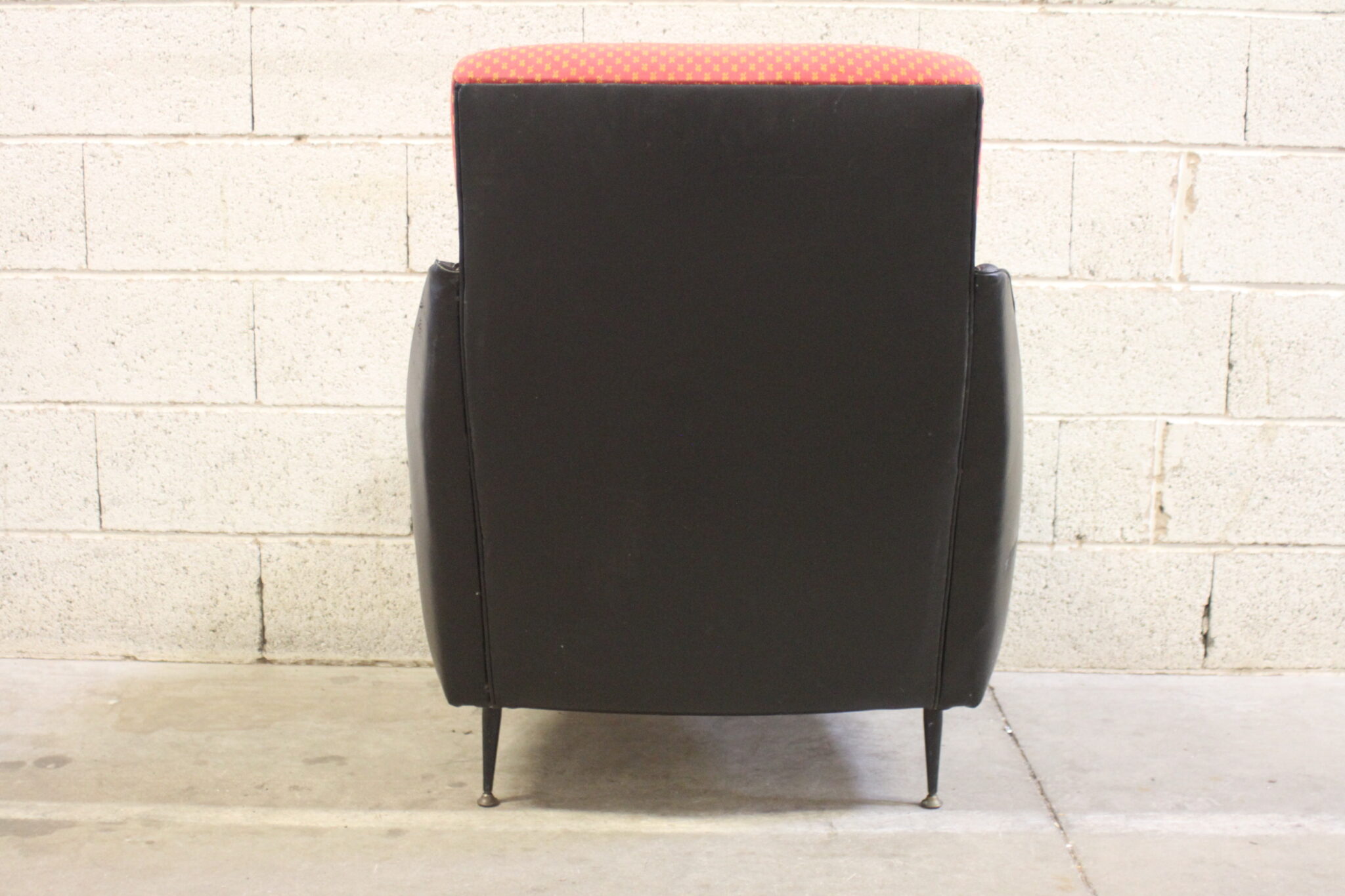 fauteuil-vintage-skai-noir-tissu-rouge-pieds-compas-assise-mousse-mobilier-brocante-occasion-emmaus-scherwiller-etikette (1)
