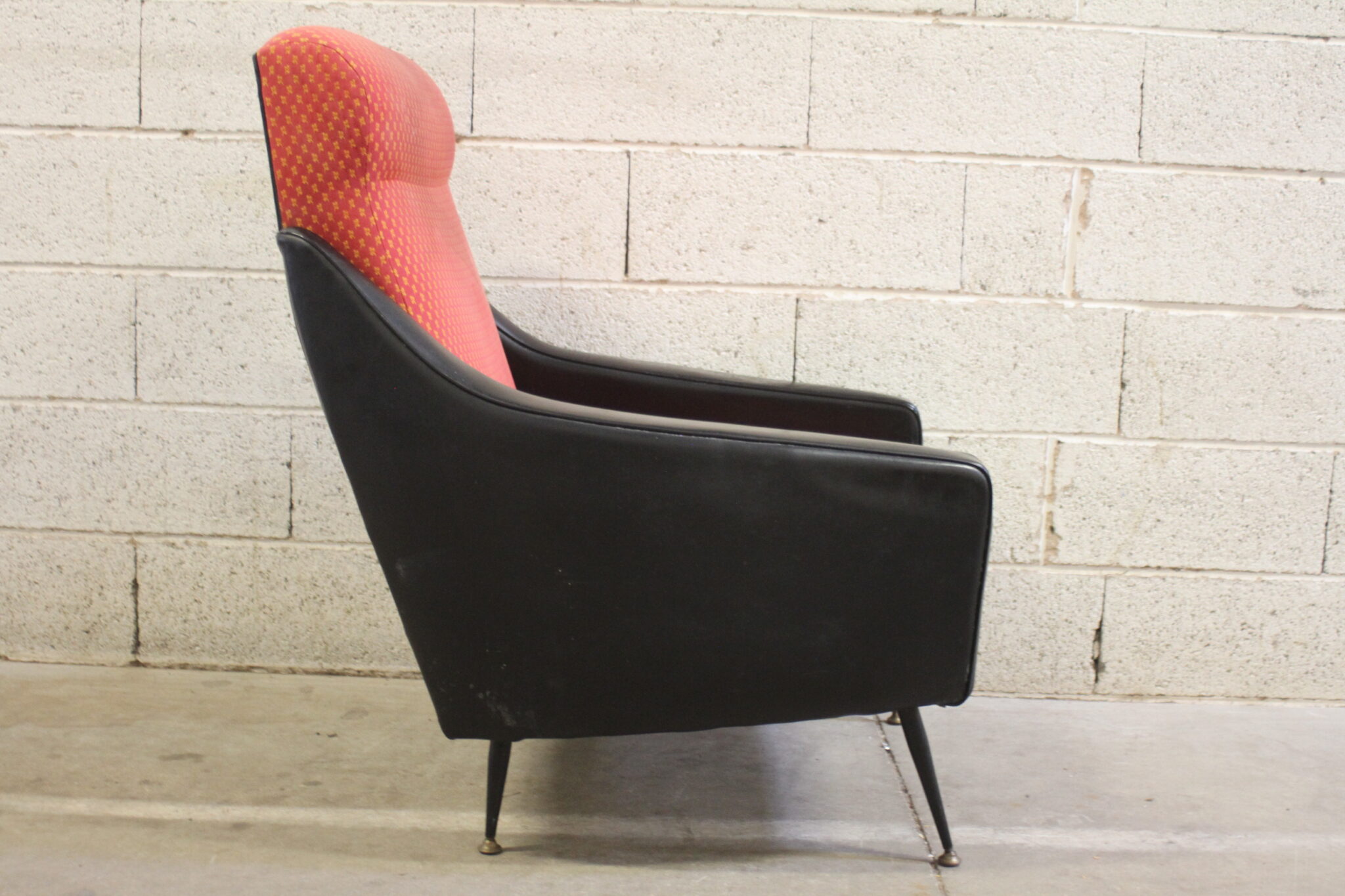 fauteuil-vintage-skai-noir-tissu-rouge-pieds-compas-assise-mousse-mobilier-brocante-occasion-emmaus-scherwiller-etikette (2)