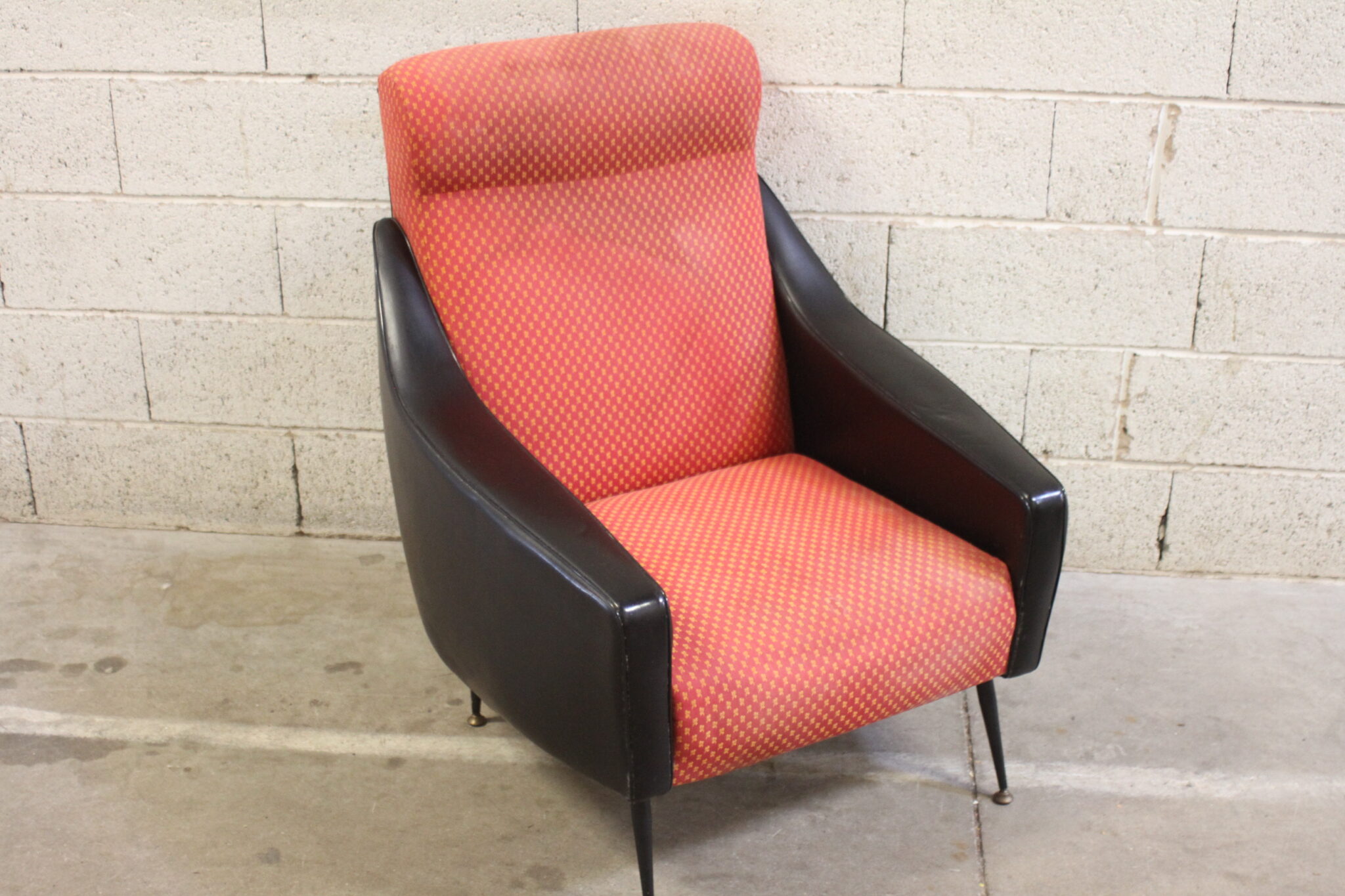 fauteuil-vintage-skai-noir-tissu-rouge-pieds-compas-assise-mousse-mobilier-brocante-occasion-emmaus-scherwiller-etikette (3)