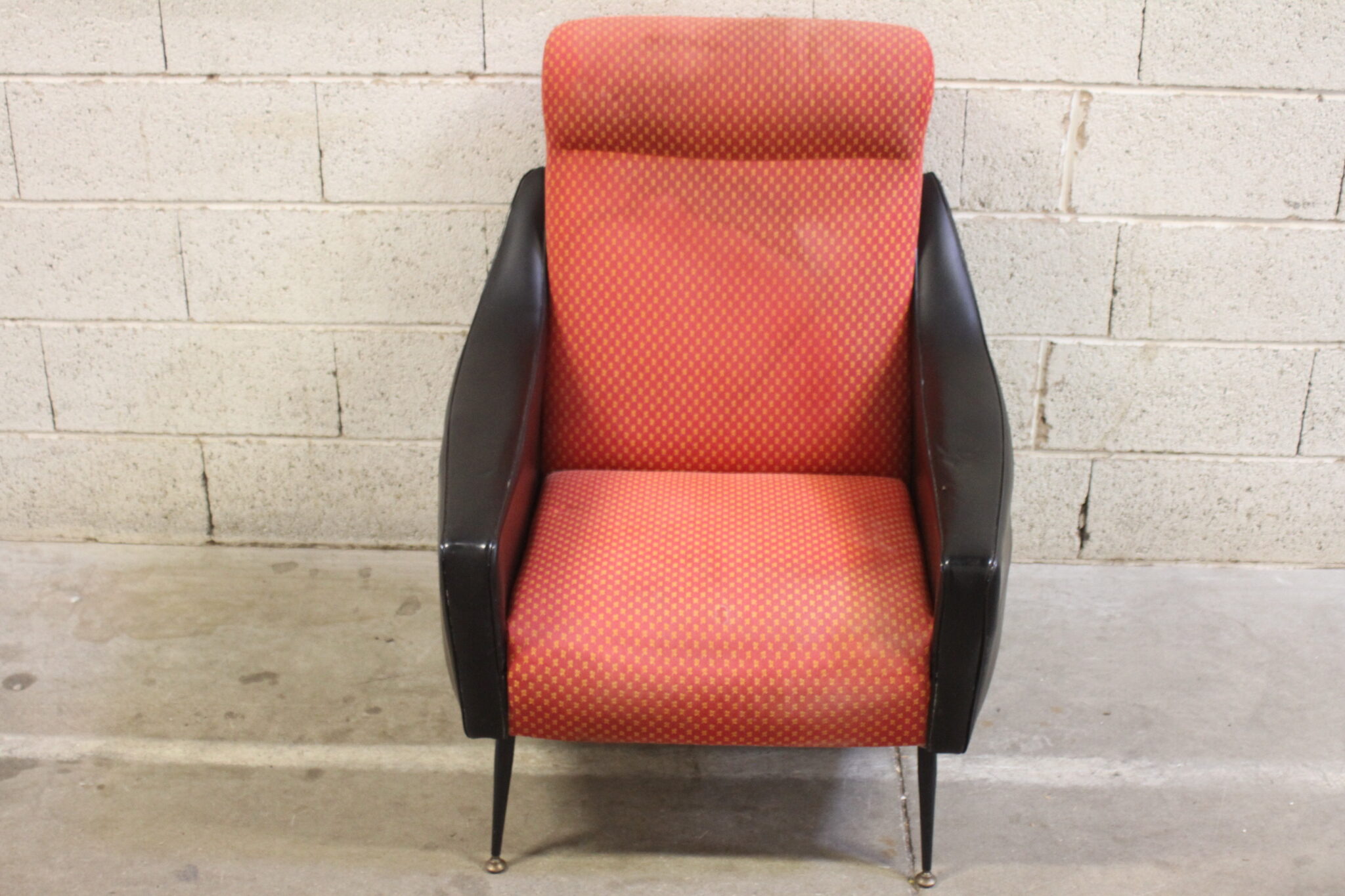 fauteuil-vintage-skai-noir-tissu-rouge-pieds-compas-assise-mousse-mobilier-brocante-occasion-emmaus-scherwiller-etikette (4)