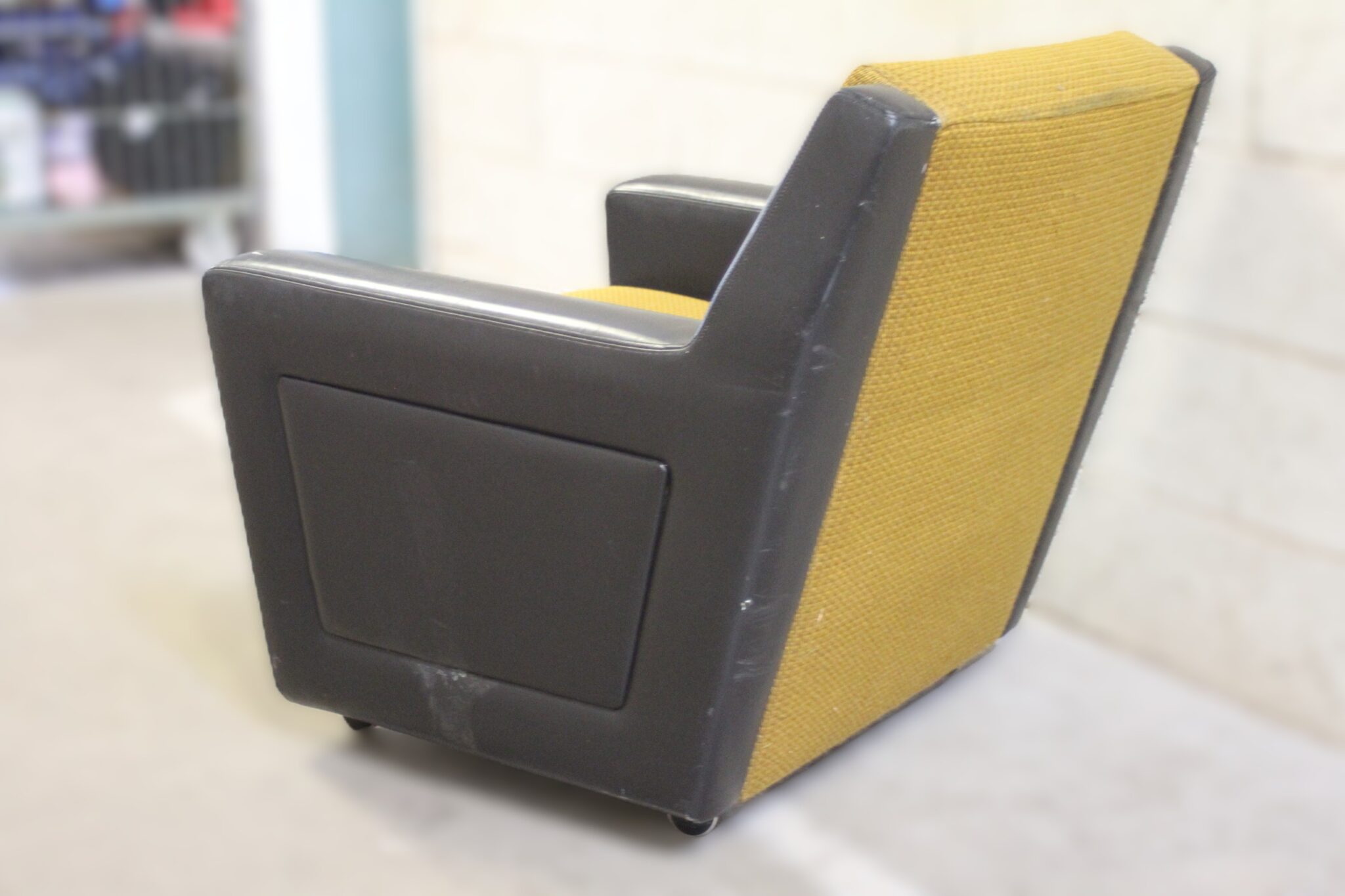 fauteuil-vintage-sur-roulettes-style-club-skai-noir-tissu-moutarde-mobilier-brocante-occasion-emmaus-scherwiller-etikette (2)