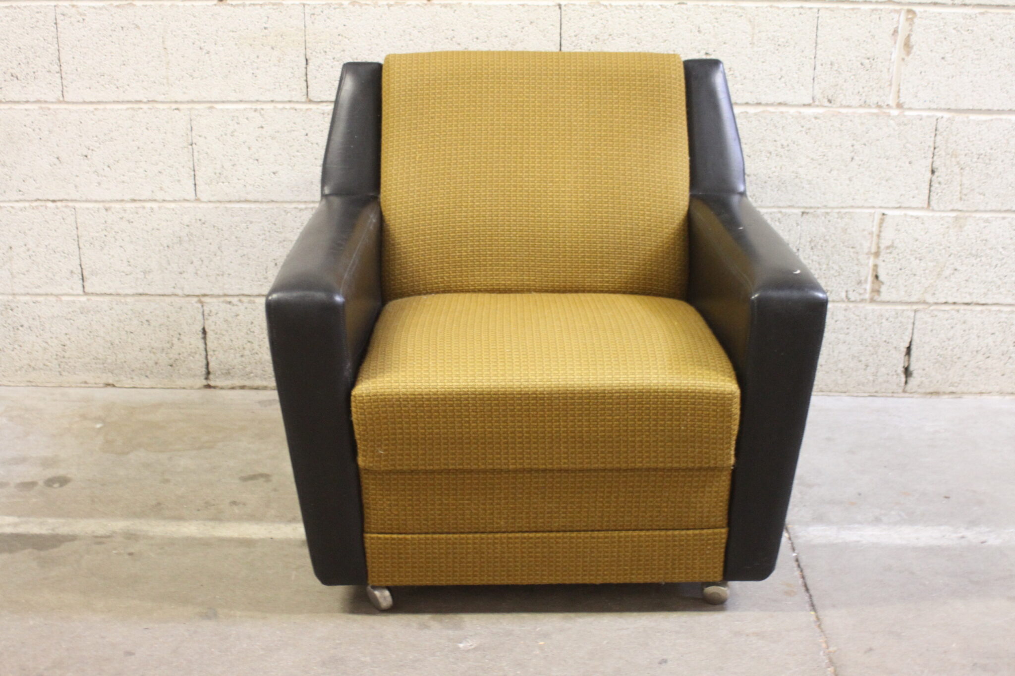 fauteuil-vintage-sur-roulettes-style-club-skai-noir-tissu-moutarde-mobilier-brocante-occasion-emmaus-scherwiller-etikette (3)