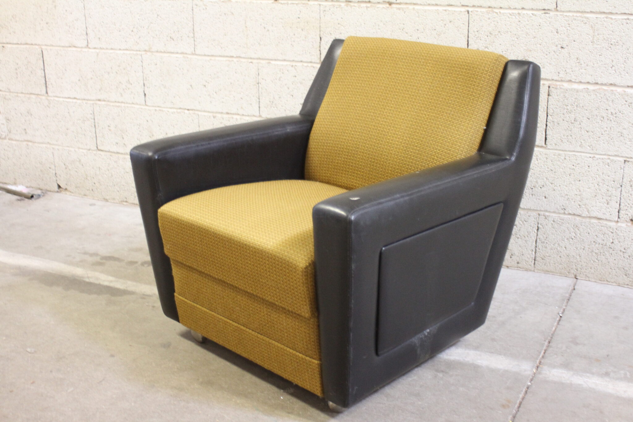 fauteuil-vintage-sur-roulettes-style-club-skai-noir-tissu-moutarde-mobilier-brocante-occasion-emmaus-scherwiller-etikette (4)