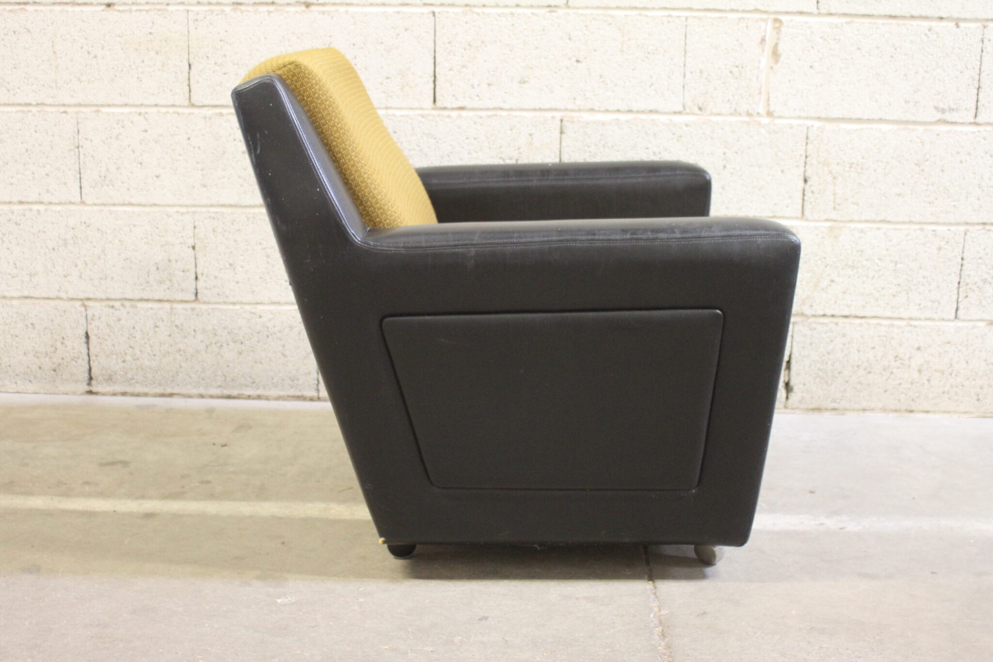fauteuil-vintage-sur-roulettes-style-club-skai-noir-tissu-moutarde-mobilier-brocante-occasion-emmaus-scherwiller-etikette (5)