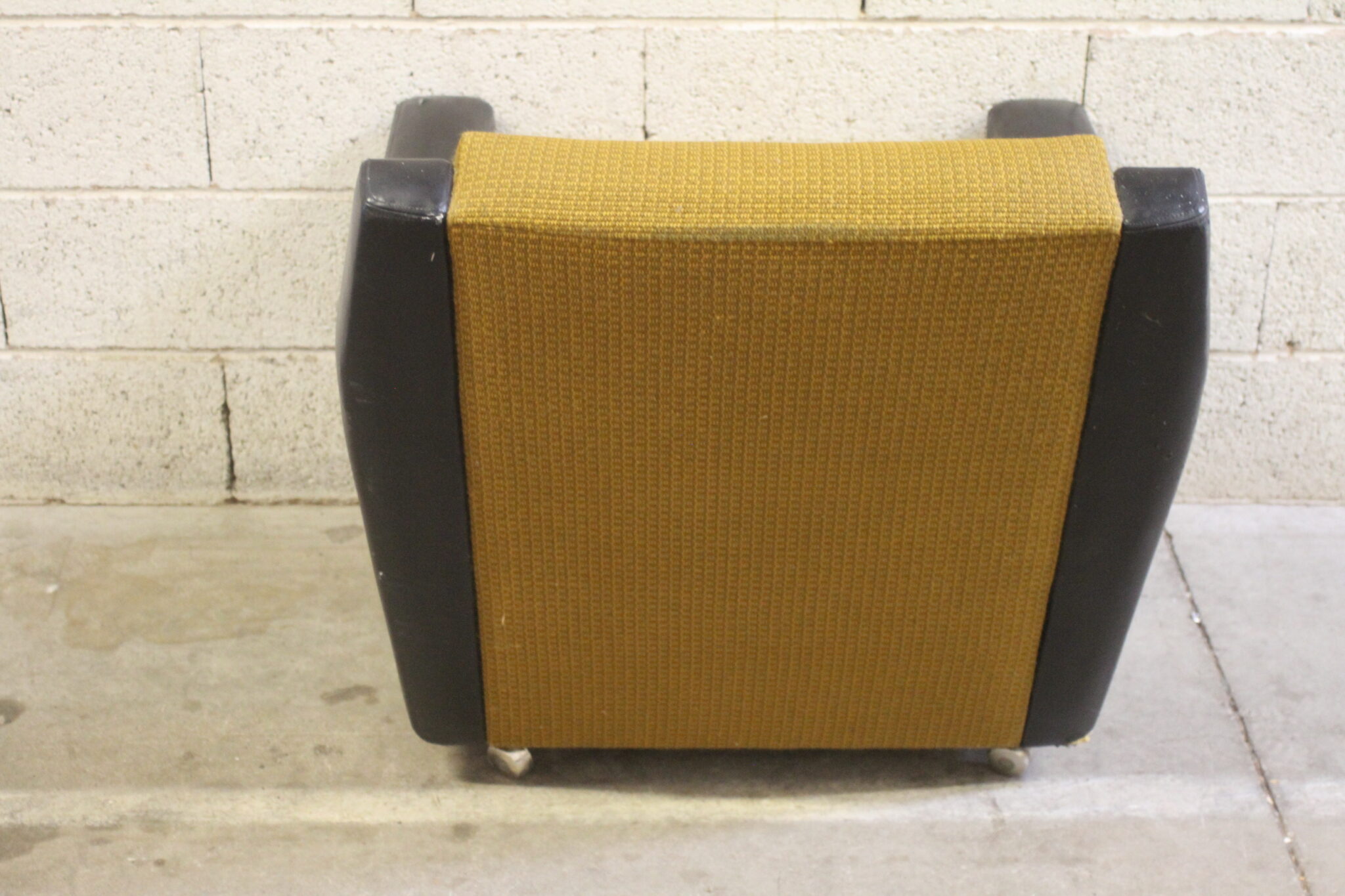 fauteuil-vintage-sur-roulettes-style-club-skai-noir-tissu-moutarde-mobilier-brocante-occasion-emmaus-scherwiller-etikette (6)
