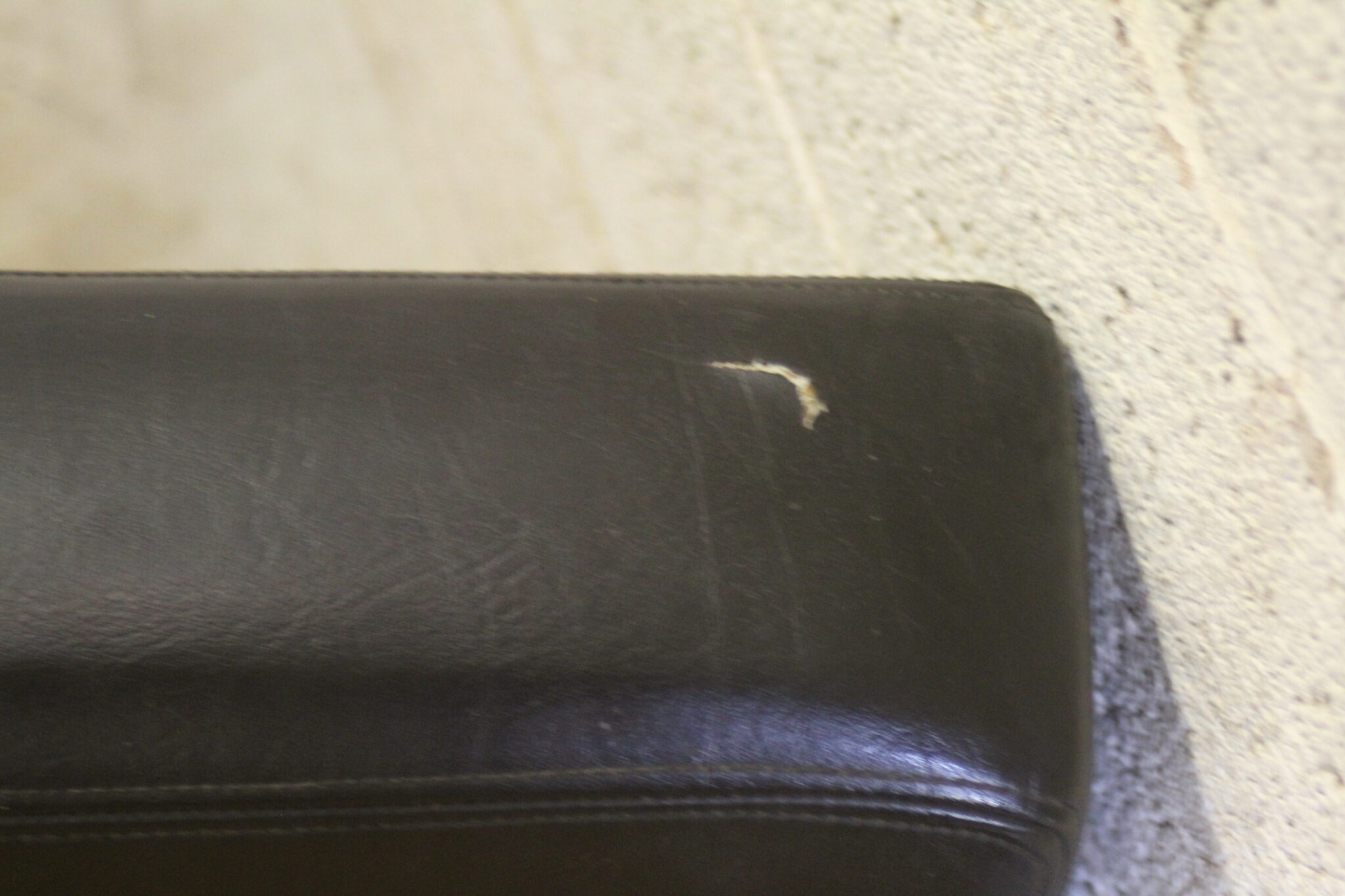 fauteuil-vintage-sur-roulettes-style-club-skai-noir-tissu-moutarde-mobilier-brocante-occasion-emmaus-scherwiller-etikette (7)