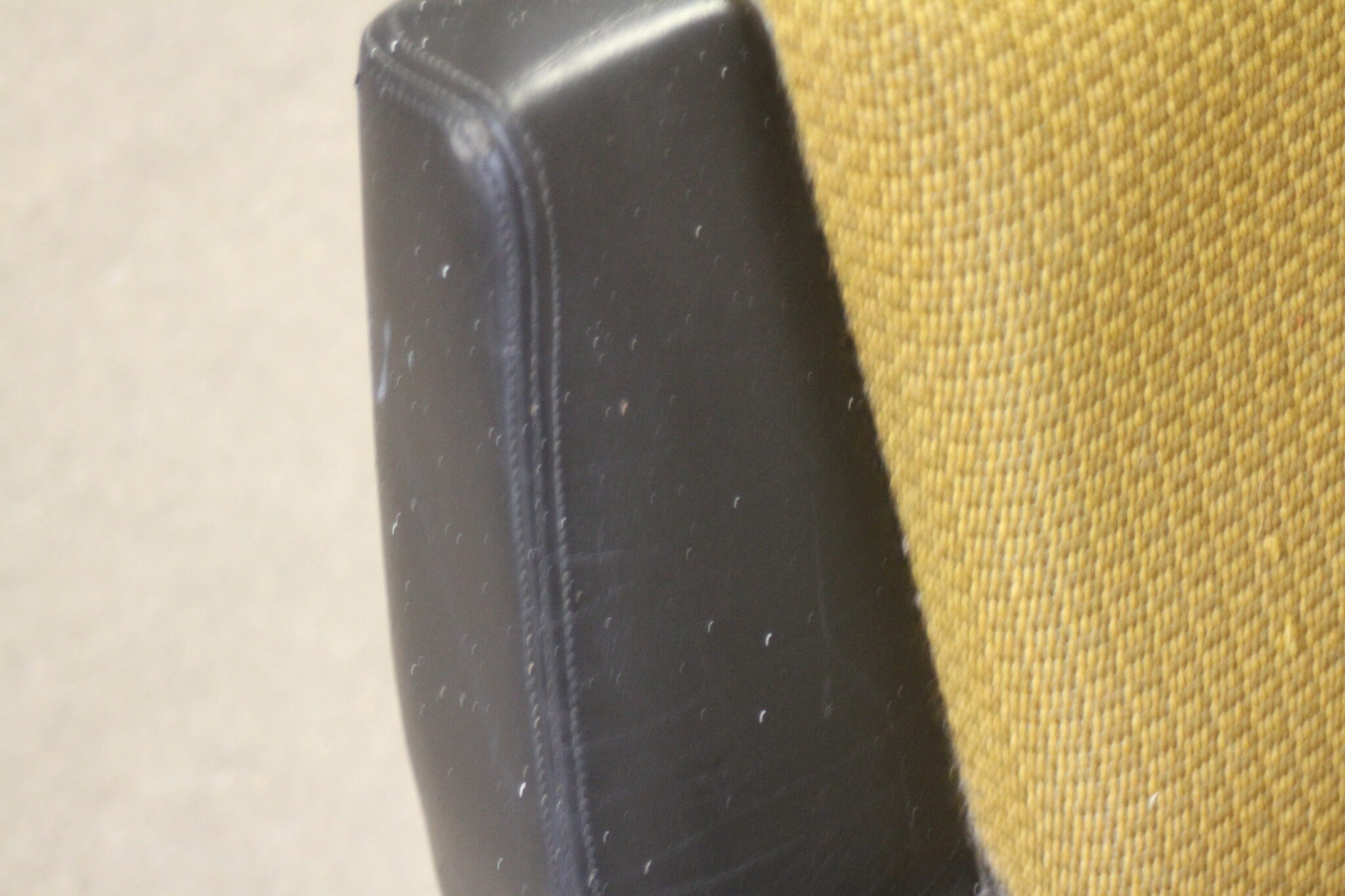 fauteuil-vintage-sur-roulettes-style-club-skai-noir-tissu-moutarde-mobilier-brocante-occasion-emmaus-scherwiller-etikette (9)