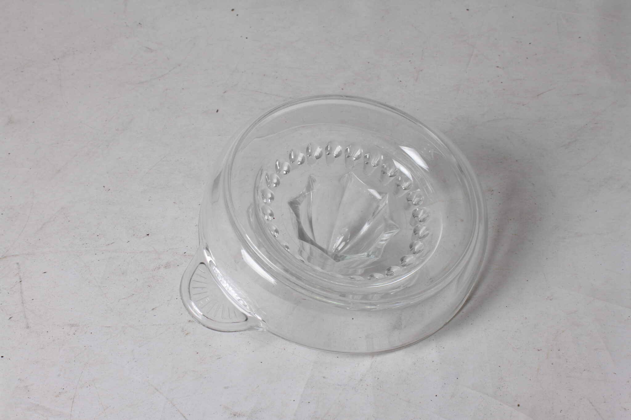 grand-presse-agrumes-verre-moule-bec-verseur-art-de-la-table-occasion-brocante-emmaus-scherwiller-etikette (1)