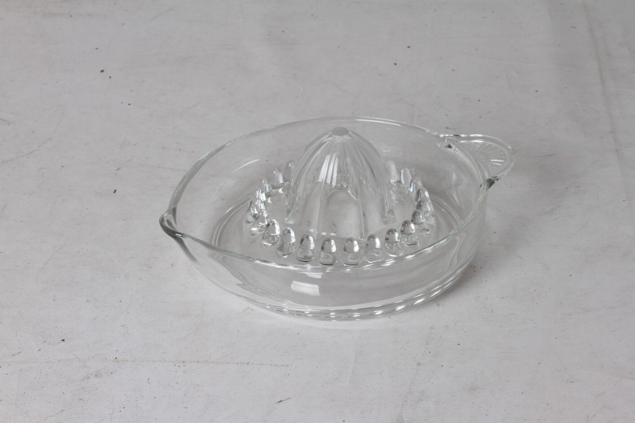 grand-presse-agrumes-verre-moule-bec-verseur-art-de-la-table-occasion-brocante-emmaus-scherwiller-etikette (2)