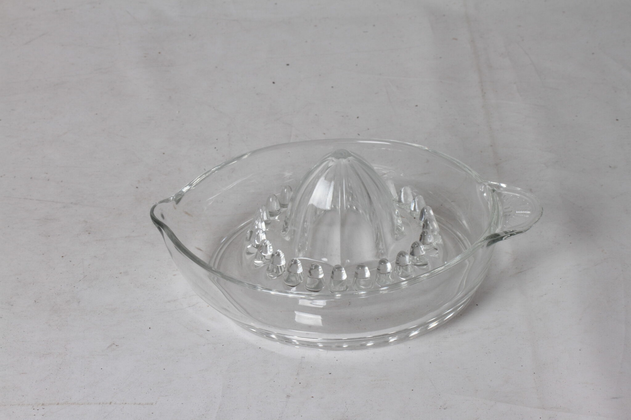 grand-presse-agrumes-verre-moule-bec-verseur-art-de-la-table-occasion-brocante-emmaus-scherwiller-etikette (3)