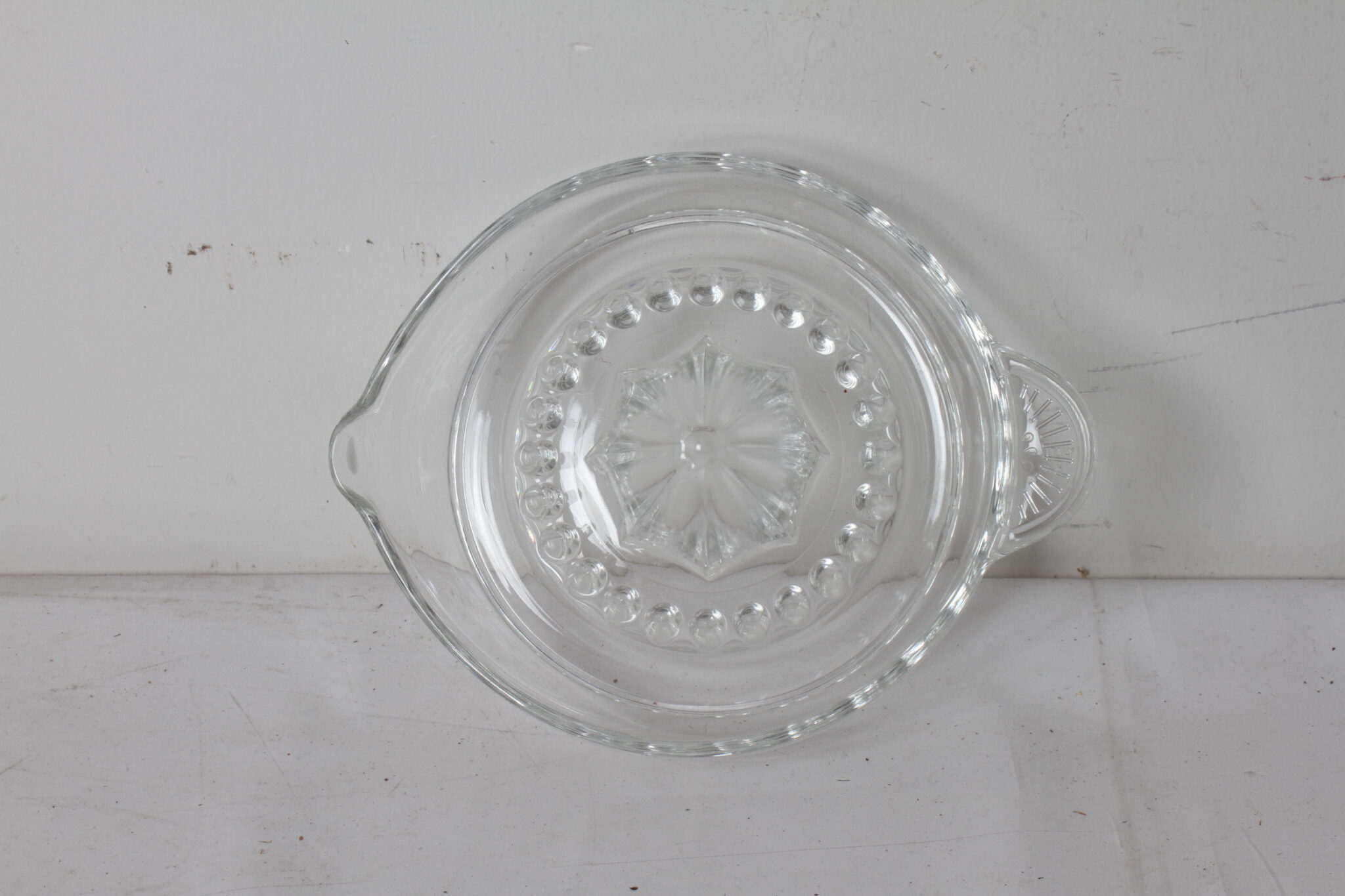 grand-presse-agrumes-verre-moule-bec-verseur-art-de-la-table-occasion-brocante-emmaus-scherwiller-etikette (4)