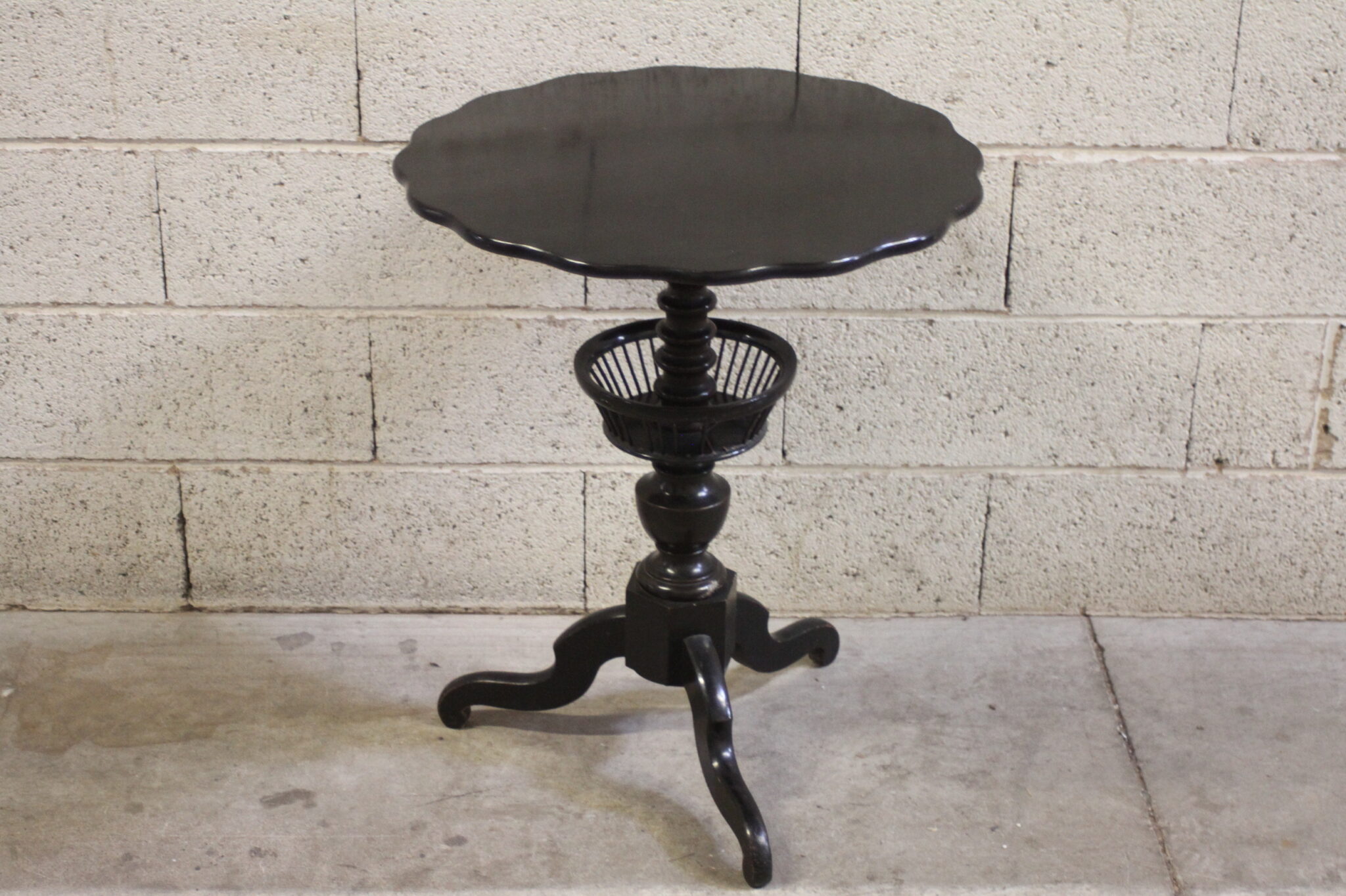 gueridon-rond-tripode-bois-noir-bord-ondule-mobilier-brcoante-occasion-emmaus-scherwiller-etikette (2)