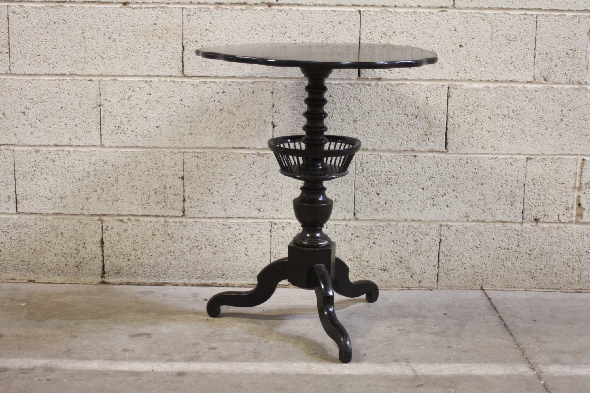 gueridon-rond-tripode-bois-noir-bord-ondule-mobilier-brcoante-occasion-emmaus-scherwiller-etikette (3)