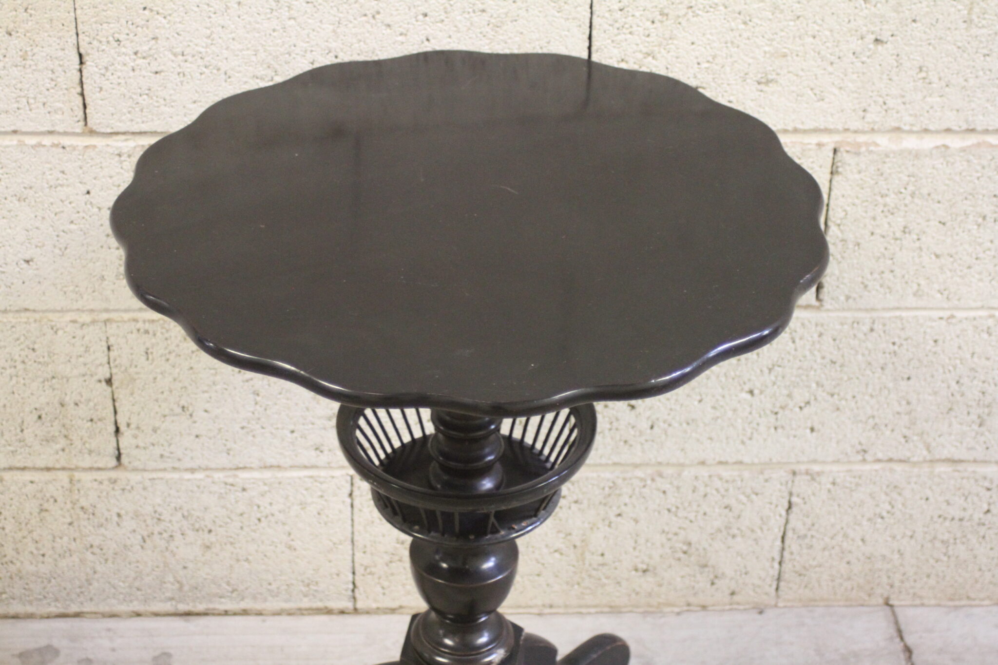 gueridon-rond-tripode-bois-noir-bord-ondule-mobilier-brcoante-occasion-emmaus-scherwiller-etikette (4)