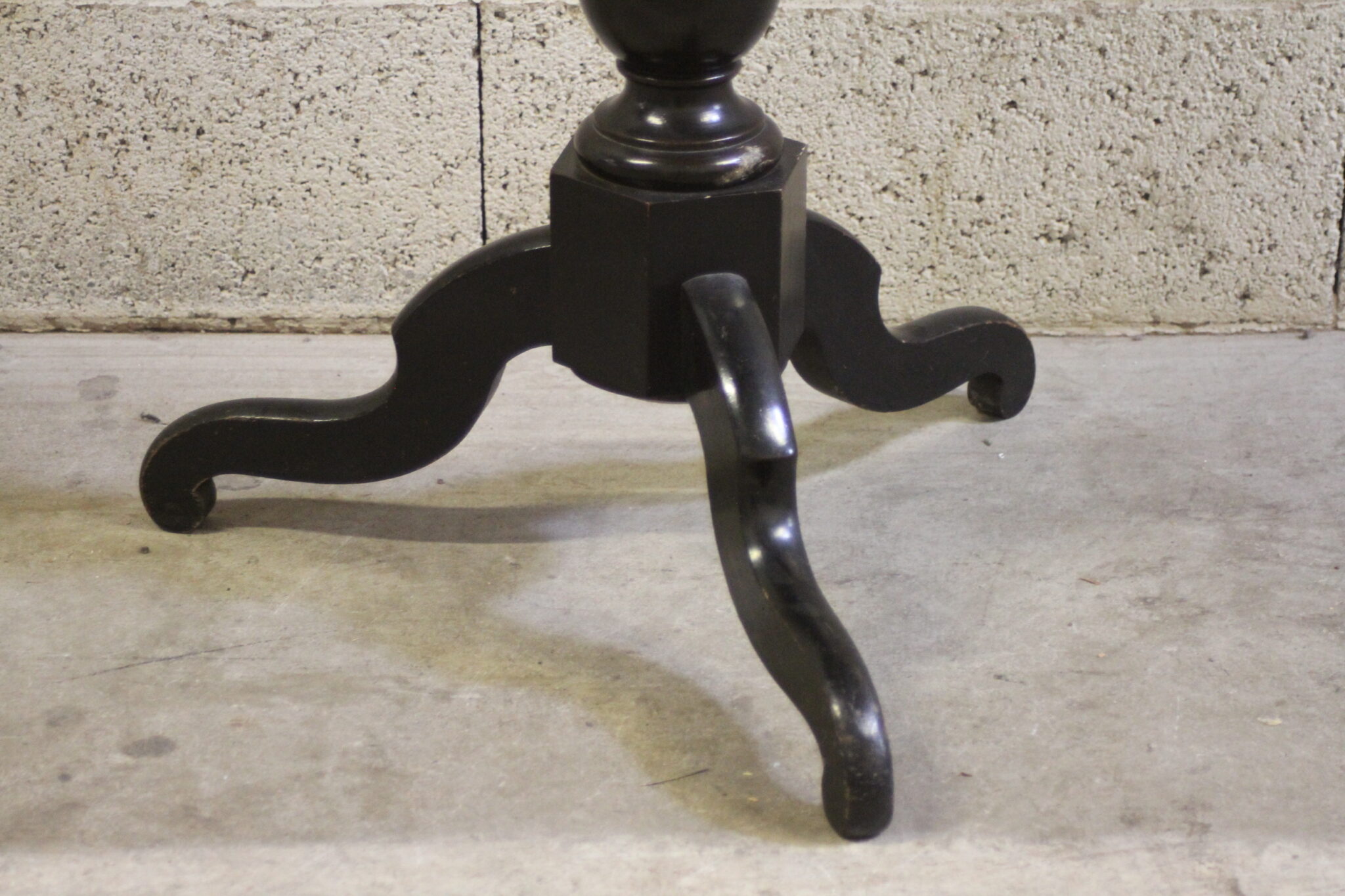 gueridon-rond-tripode-bois-noir-bord-ondule-mobilier-brcoante-occasion-emmaus-scherwiller-etikette (5)