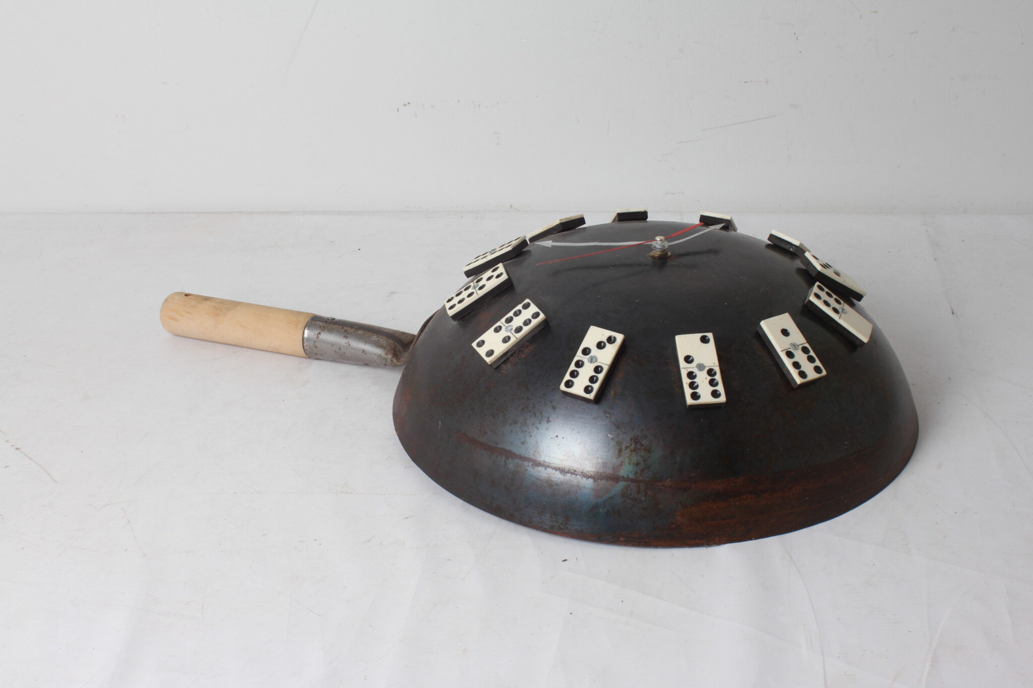 horloge-murale-artisanale-et-originale-casserole-dominos-objets-deco-brocante-occasion-emmaus-scherwiller-etikette (1)