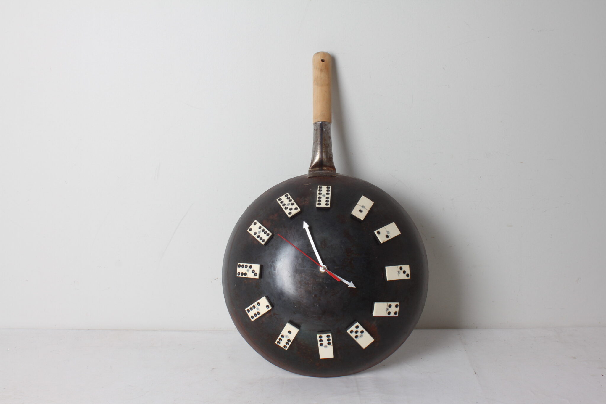 horloge-murale-artisanale-et-originale-casserole-dominos-objets-deco-brocante-occasion-emmaus-scherwiller-etikette (2)