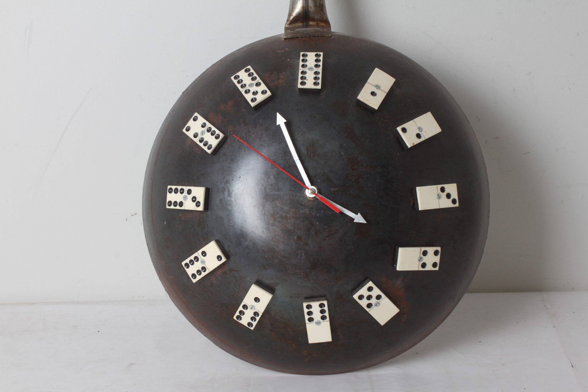 horloge-murale-artisanale-et-originale-casserole-dominos-objets-deco-brocante-occasion-emmaus-scherwiller-etikette (3)