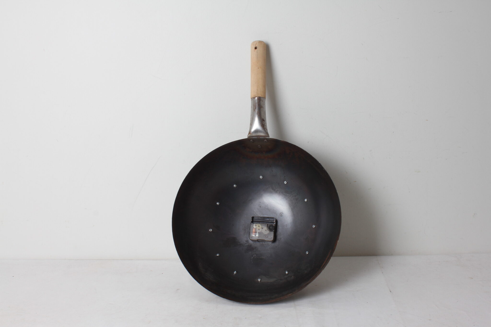 horloge-murale-artisanale-et-originale-casserole-dominos-objets-deco-brocante-occasion-emmaus-scherwiller-etikette (4)