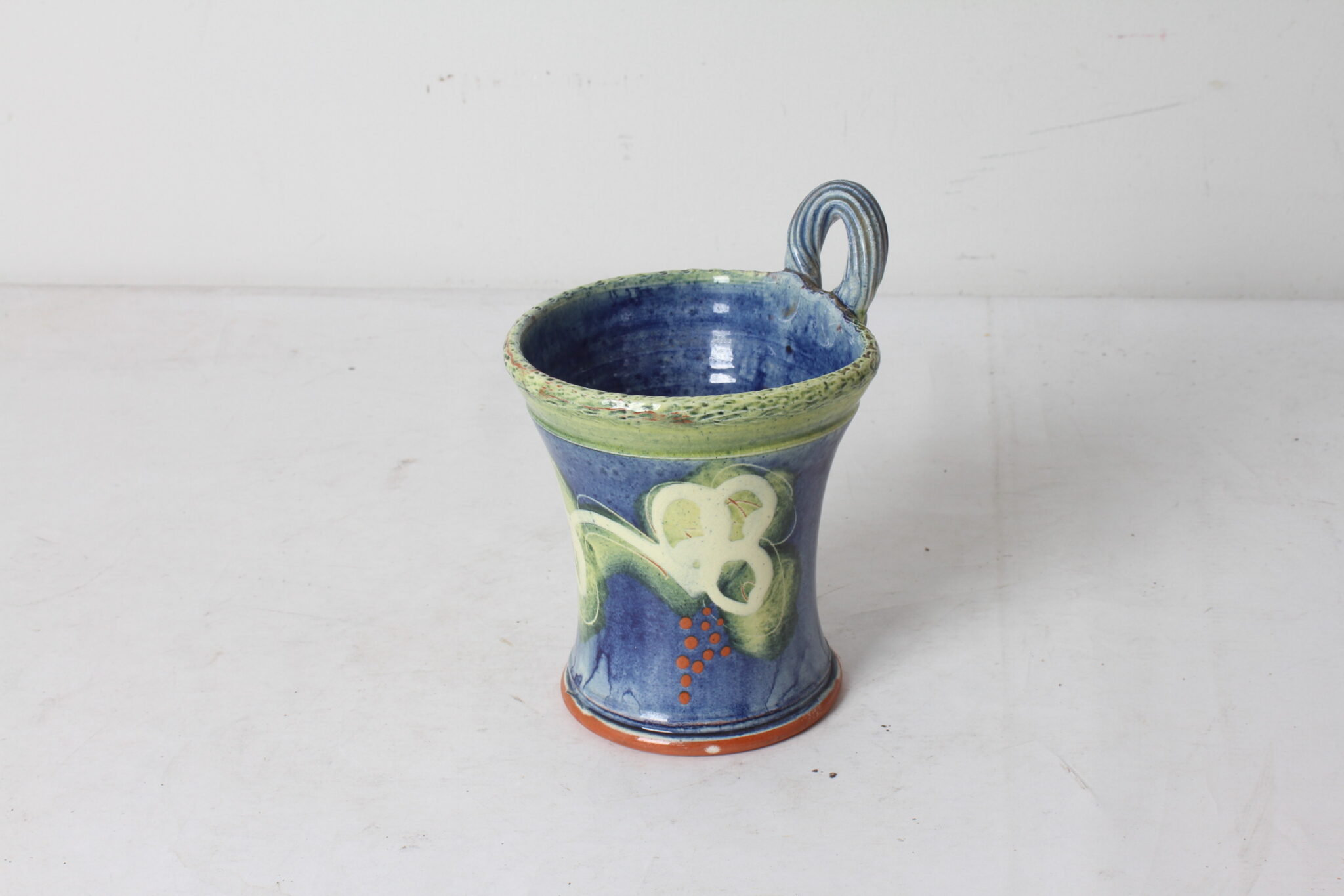 jardiniere-suspendue-terre-cuite-vernissee-signee-objets-deco-brocante-occasion-emmaus-scherwiller-etikette (2)
