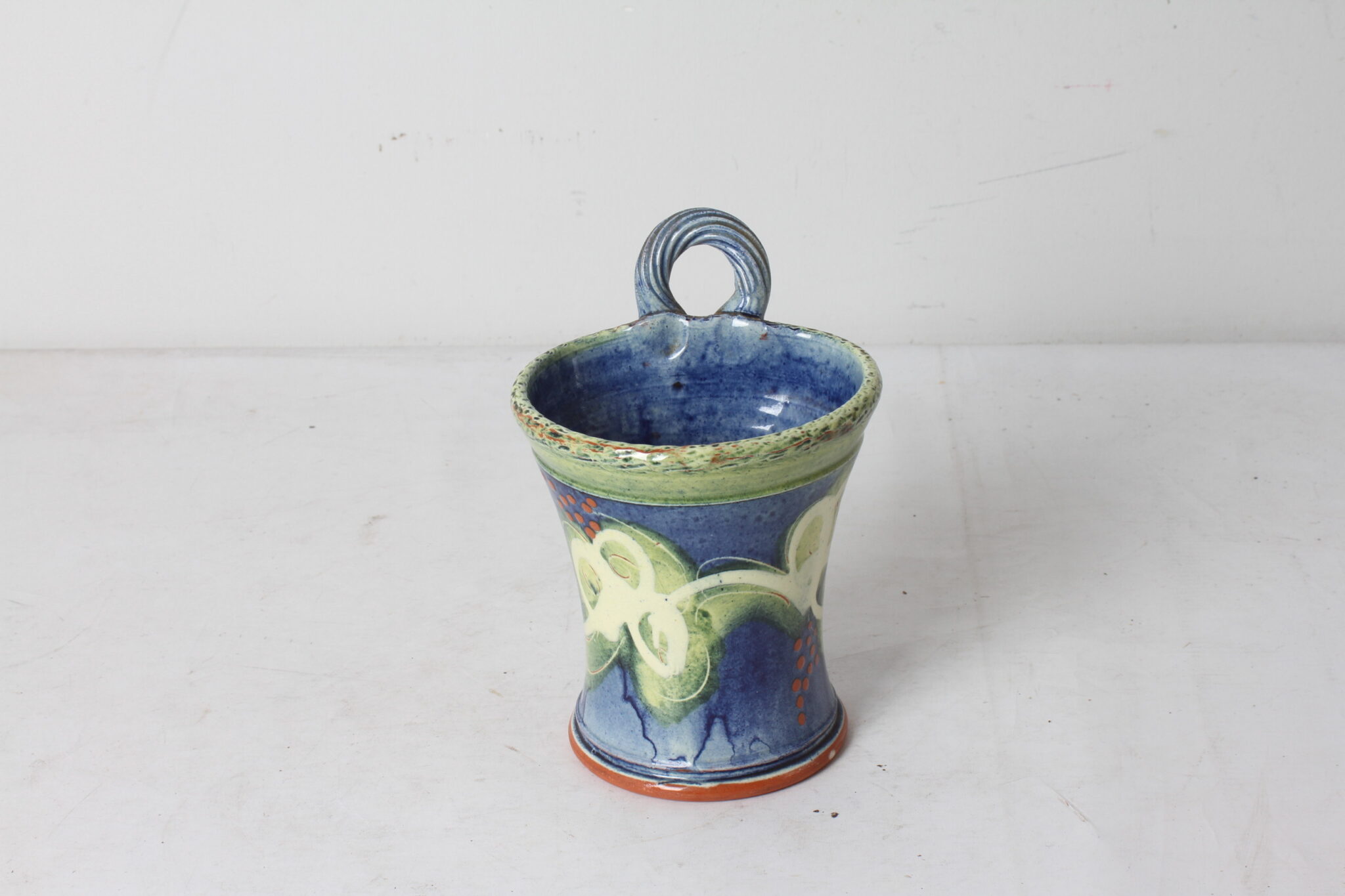 jardiniere-suspendue-terre-cuite-vernissee-signee-objets-deco-brocante-occasion-emmaus-scherwiller-etikette (3)