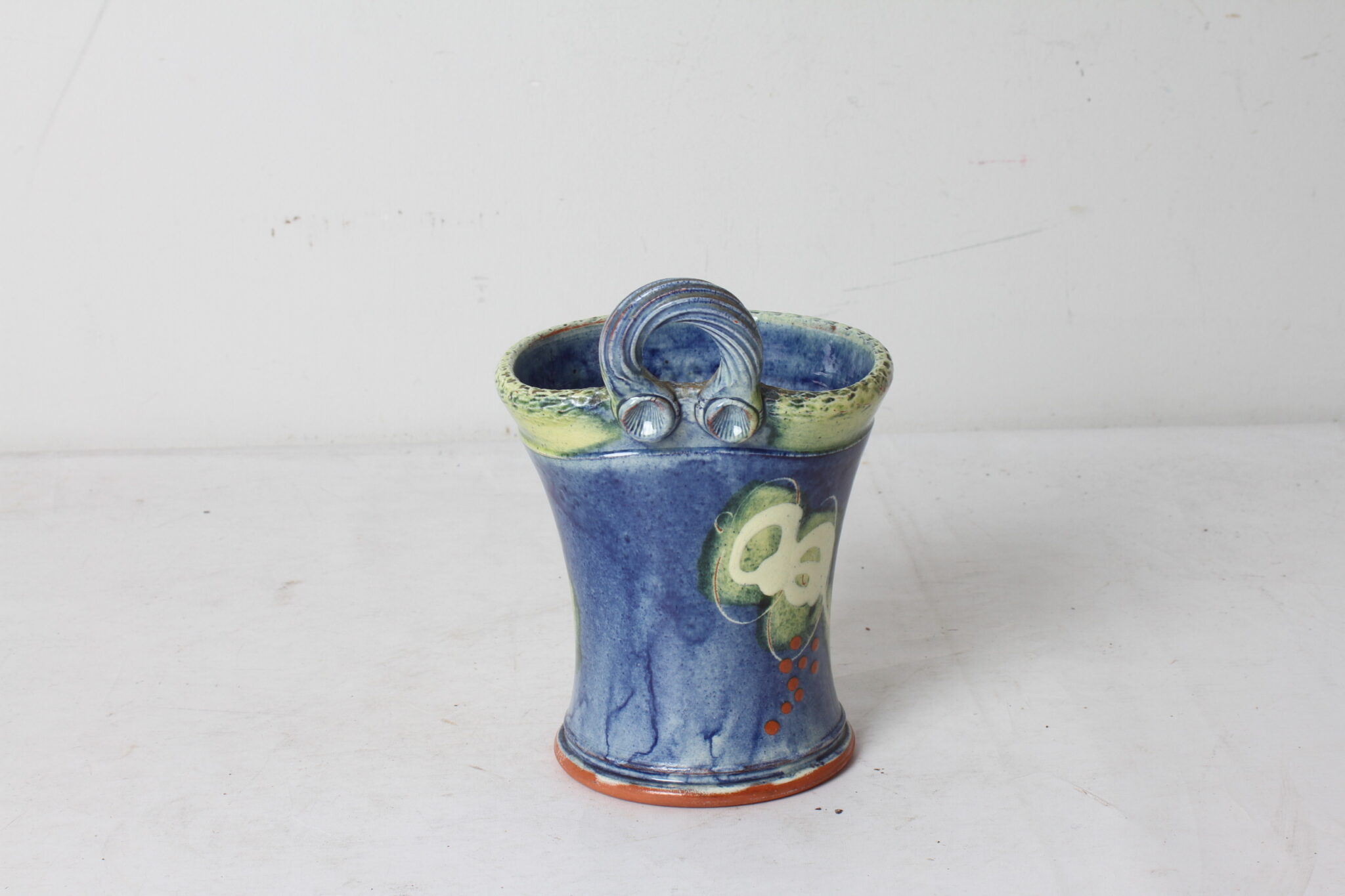 jardiniere-suspendue-terre-cuite-vernissee-signee-objets-deco-brocante-occasion-emmaus-scherwiller-etikette (4)