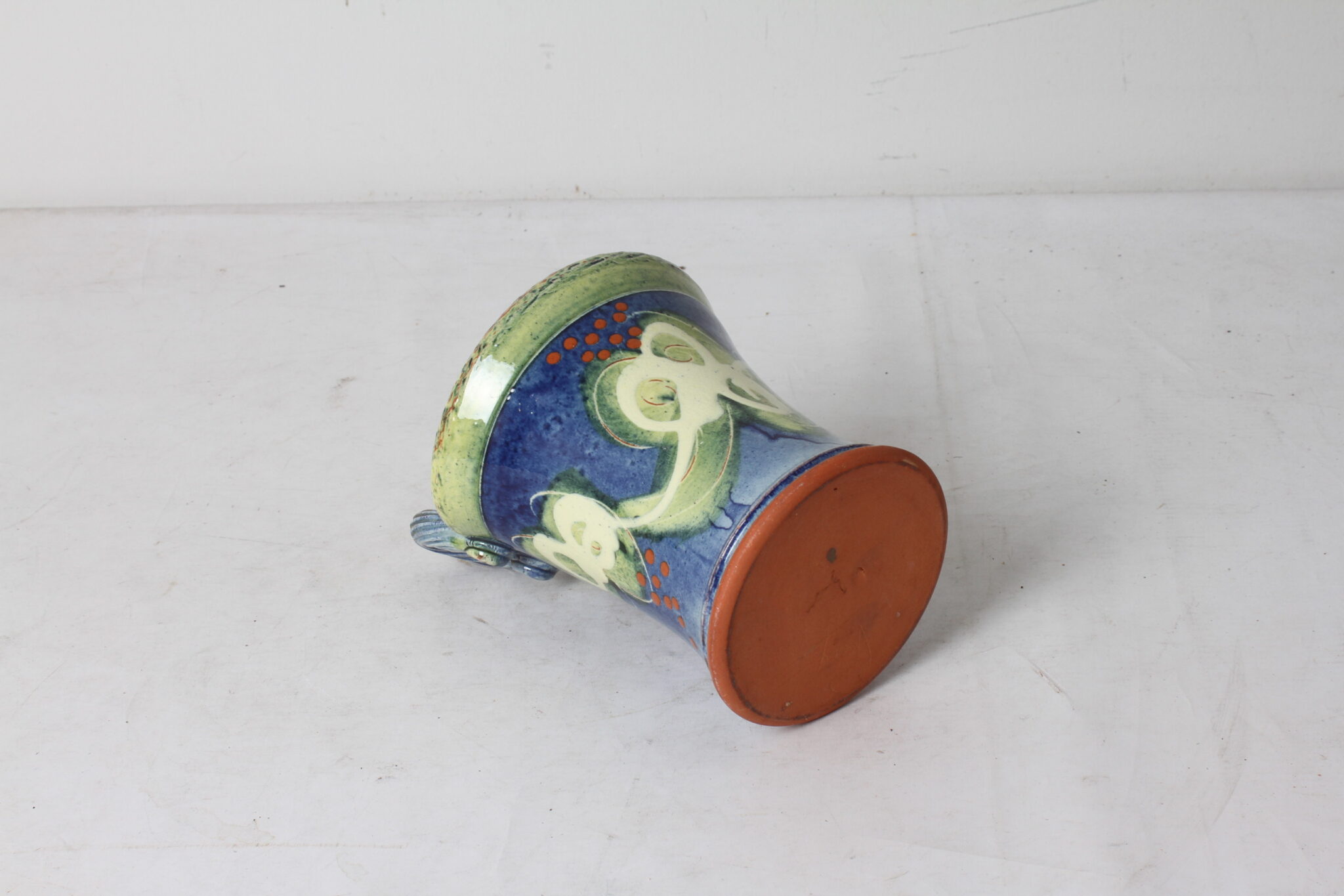 jardiniere-suspendue-terre-cuite-vernissee-signee-objets-deco-brocante-occasion-emmaus-scherwiller-etikette (5)