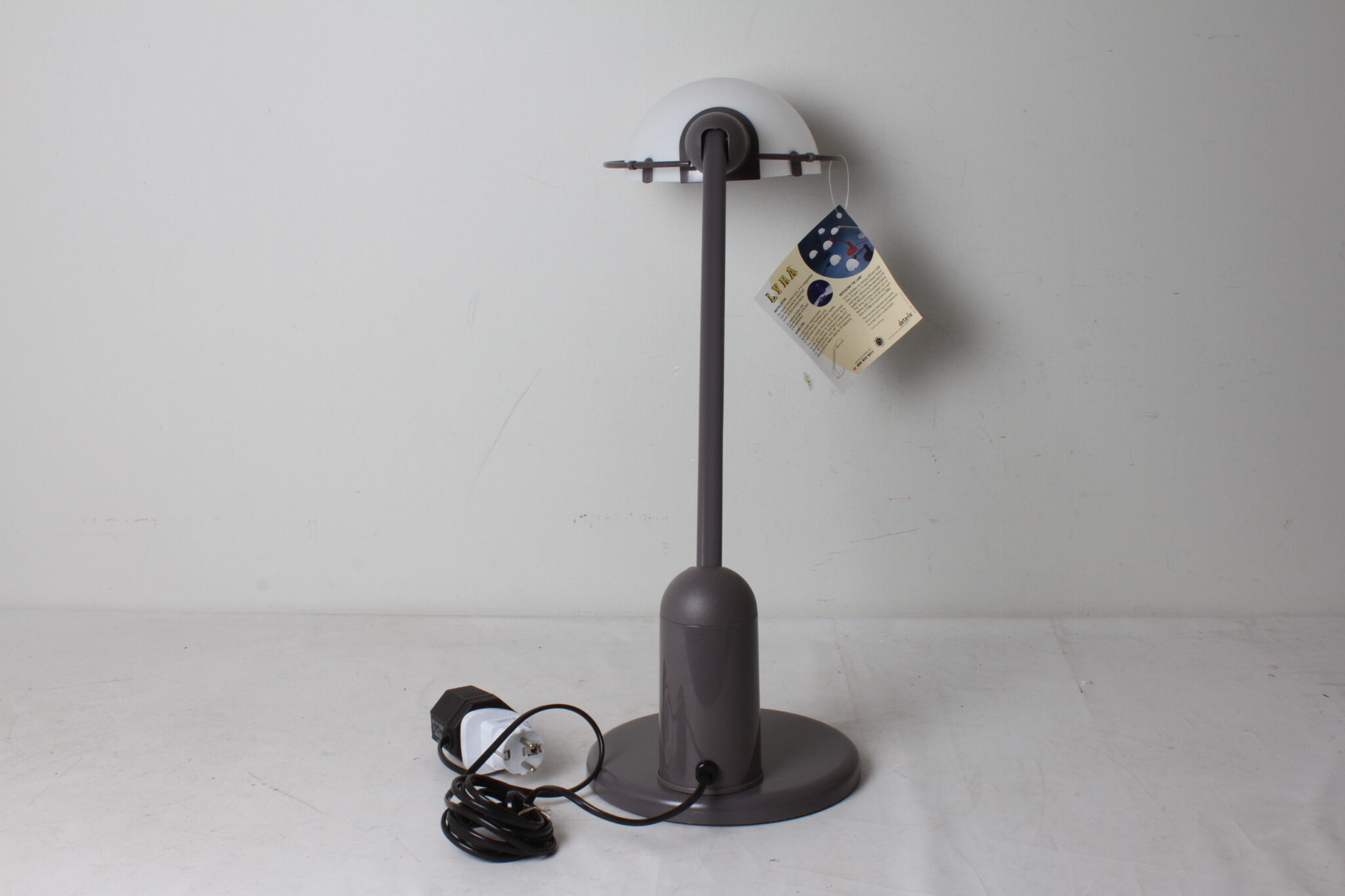 lampe-de-bureau-grise-postmoderne-lyra-details-luminaires-brocante-occasion-emmaus-scherwiller-etikette (1)