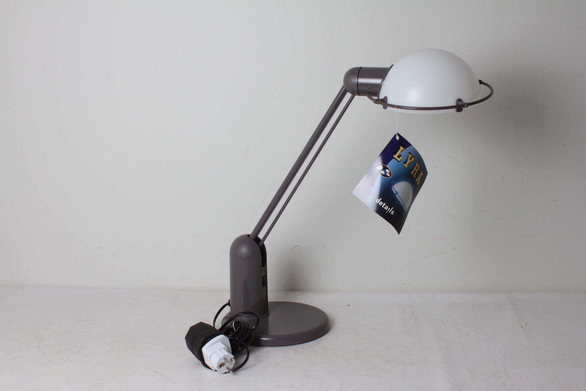 lampe-de-bureau-grise-postmoderne-lyra-details-luminaires-brocante-occasion-emmaus-scherwiller-etikette (2)