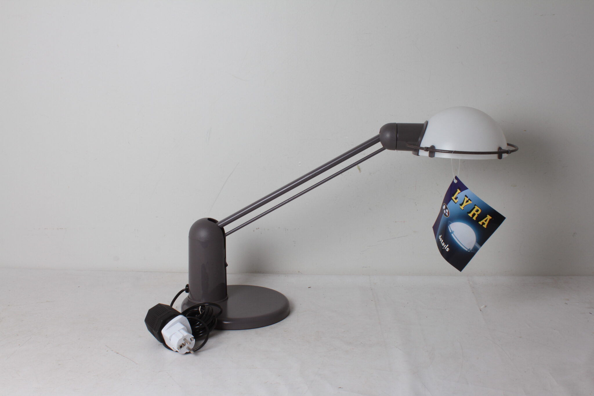 lampe-de-bureau-grise-postmoderne-lyra-details-luminaires-brocante-occasion-emmaus-scherwiller-etikette (3)