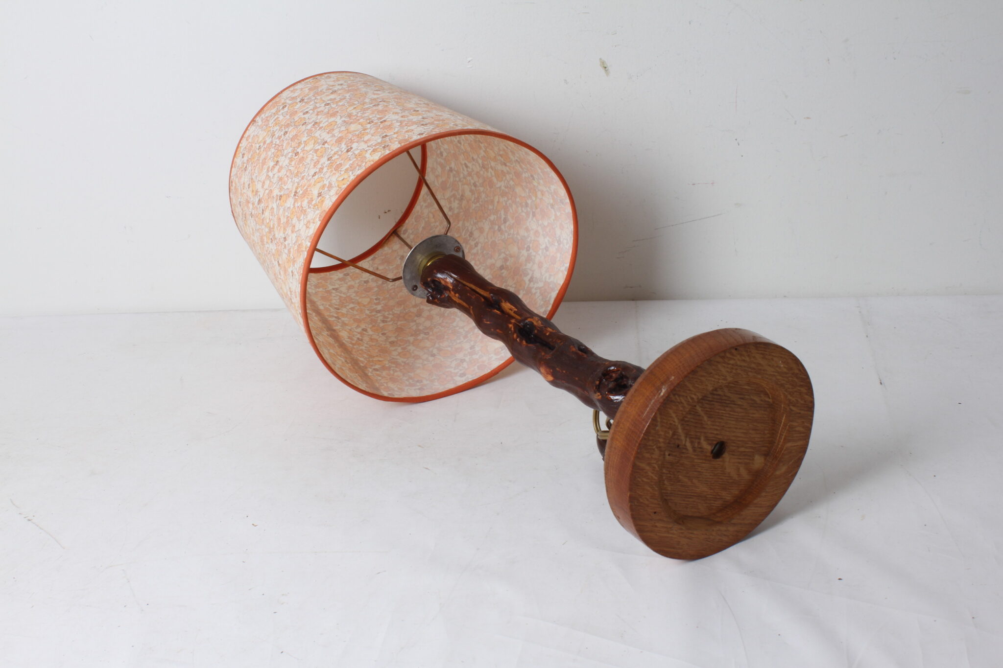 lampe-de-table-cep-de-vigne-socle-rond-bois-abat-jour-decor-floral-vintage-luminaires-occasion-emmaus-scherwiller-etikette (1)